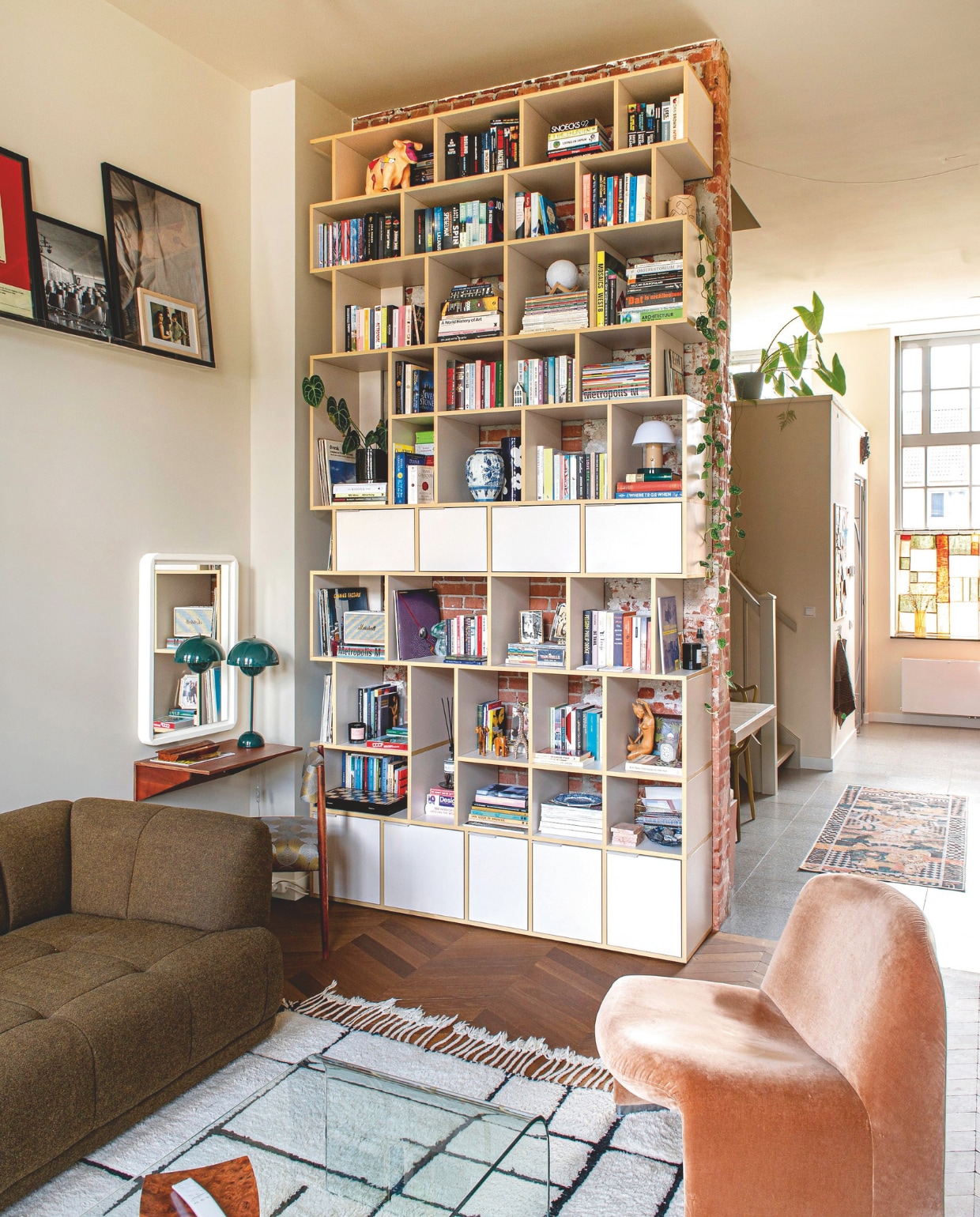 Boekenkast Tylko, lamp in kast Setago JH27 van &amp;tradition via Flinders, vintage spiegel De Parel, bureaulamp FlowerPot VP3 van &amp;tradition via Fonq, bureau H&amp;M Home, bureaustoel Marktplaats, met jaquardstof van De Groot Stoffen. vtwonen 10-2024 | styling Jeske Weel | fotografie Caroline Coehorst