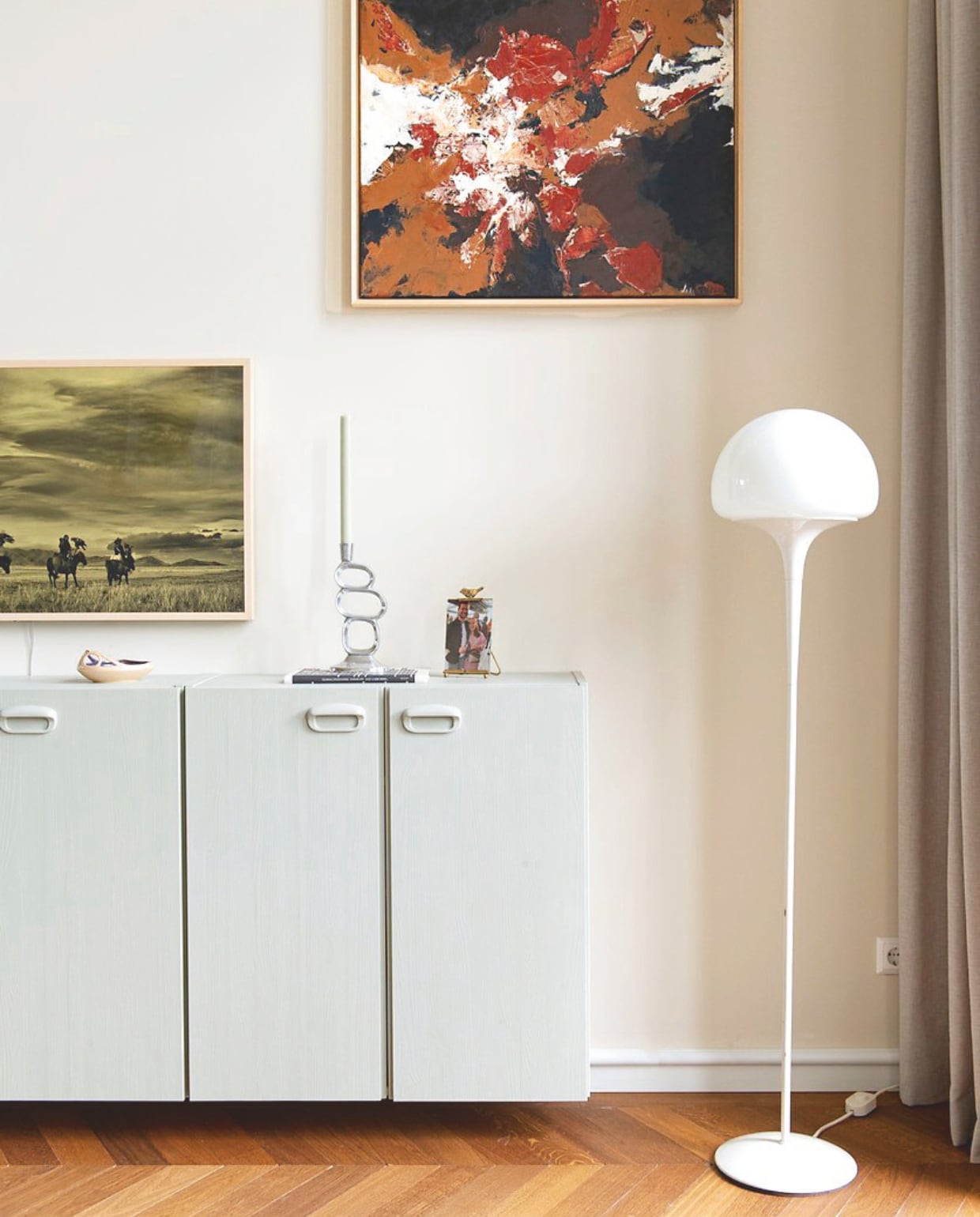 Kasten Ikea, grepen oude Bruynzeelkeuken, geverfd in French gray van Farrow &amp; Ball. Tv The Frame van Samsung, schilderij Joke Roldaan via Onterfd Goed. Vintage vloerlamp, vintage kandelaar via Reliving. vtwonen 10-2024 | styling Jeske Weel | fotografie Caroline Coehorst