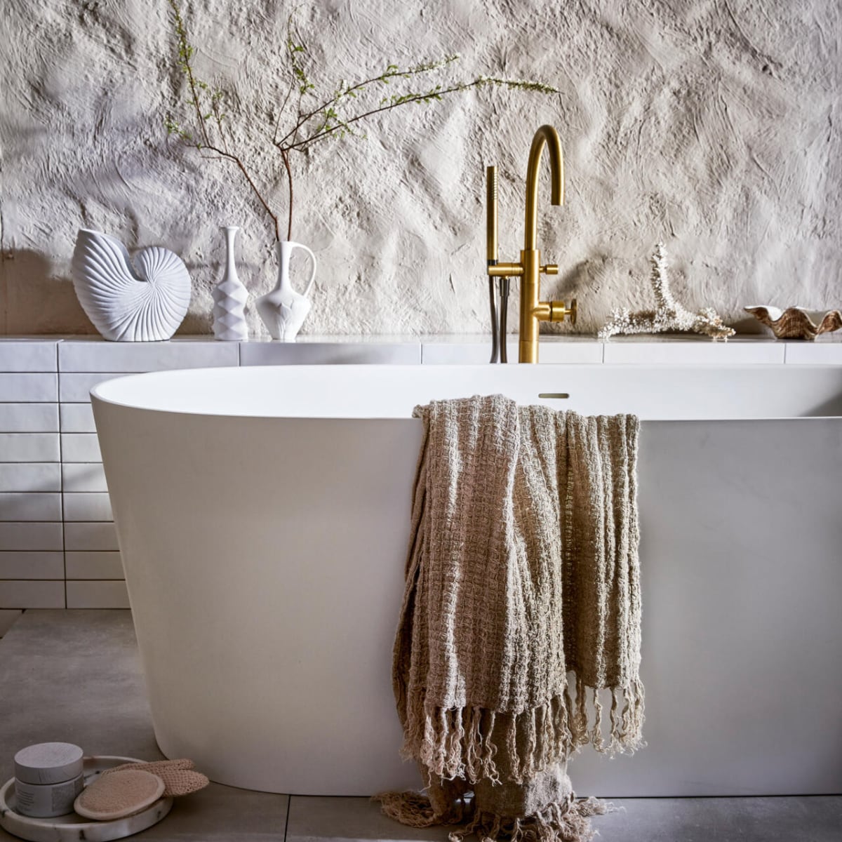 Wandtegel Marrakesh, kleur Nieve, glans, 6,5x40 cm, per m² € 62,35. Bad Tub € 3163,-. Badmengkraan Flame, kleur Bronze, vrijstaand € 2353,-. Vloertegel Mold XL Cement, 90x90 cm, per m² € 71,10.
M.m.v. hkliving.nl (witte vaas). vtwonen 08-2021 | productie Tanja Saarberg | styling Cleo Scheulderman | fotografie Jeroen van der Spek
