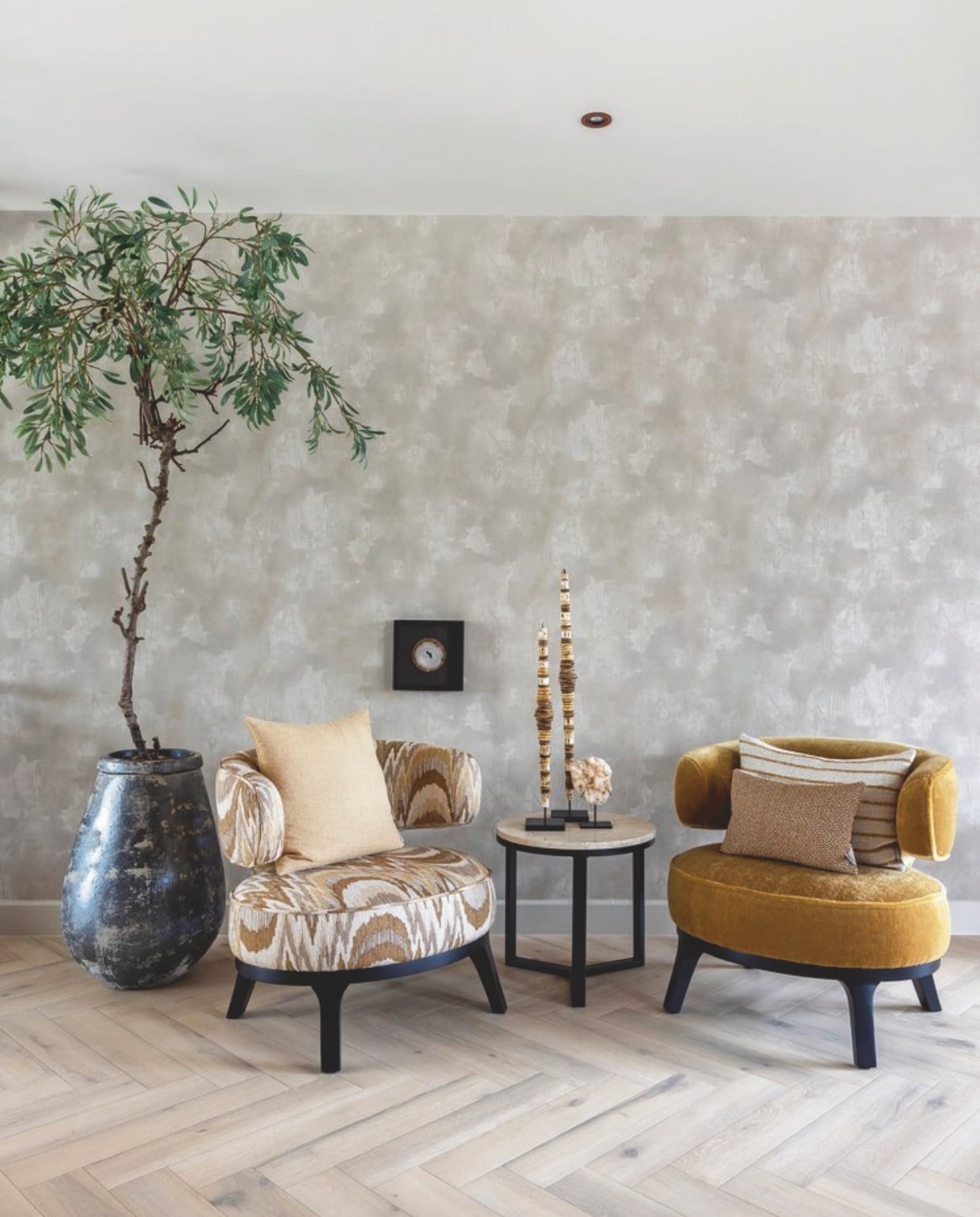 De twee stoelen van Prades en het tafeltje van Duran Interiors zijn geleverd door Violier at Home. De kussens zijn van het eigen label van Violier at Home. De olijfboom is een creatie van Wulf. Alle accessoires komen van Violier at Home. stijlvol wonen 10-2024 | foto Anne Gambon