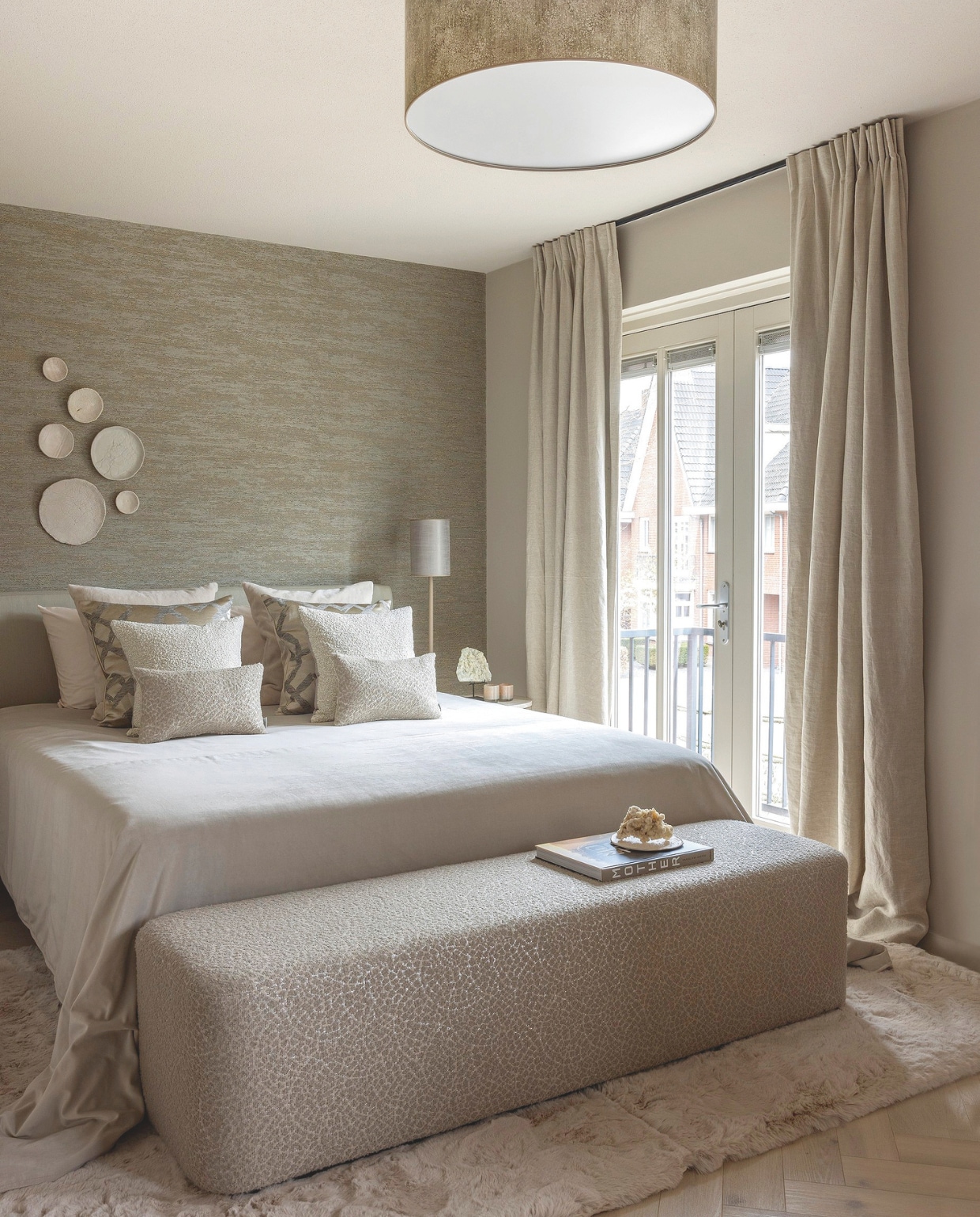 Het beddengoed van Douxe en de plaid zijn bij Violier at Home aangeschaft. Poef Verzino is van Hofstede Raanhuis, het carpet onder het bed is van het eigen label van Violier at Home. De plafondlamp en nachtkastjes zijn van Duran Interiors . De lamp op het nachtkastje is van By Eve. Op de achterwand is gekozen voor behang van Casamanche, de bordjes aan de muur zijn van kunstenares José van Alfen van Natural Art. Alles is geleverd door Violier at Home. stijlvol wonen 10-2024 | Foto Anne Gambon