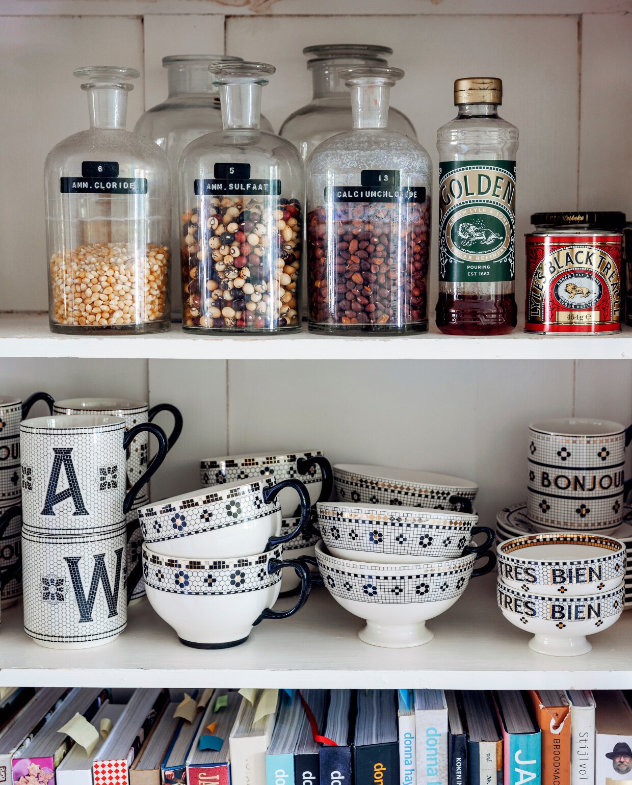 Keramieken mok Bistro Tiled Margot Monogram, 9x10 cm (Øxh) € 15,- (anthropologie.com), overig onbekend. vtwonen 10-2024 | fotografie Ernie Enkelaar