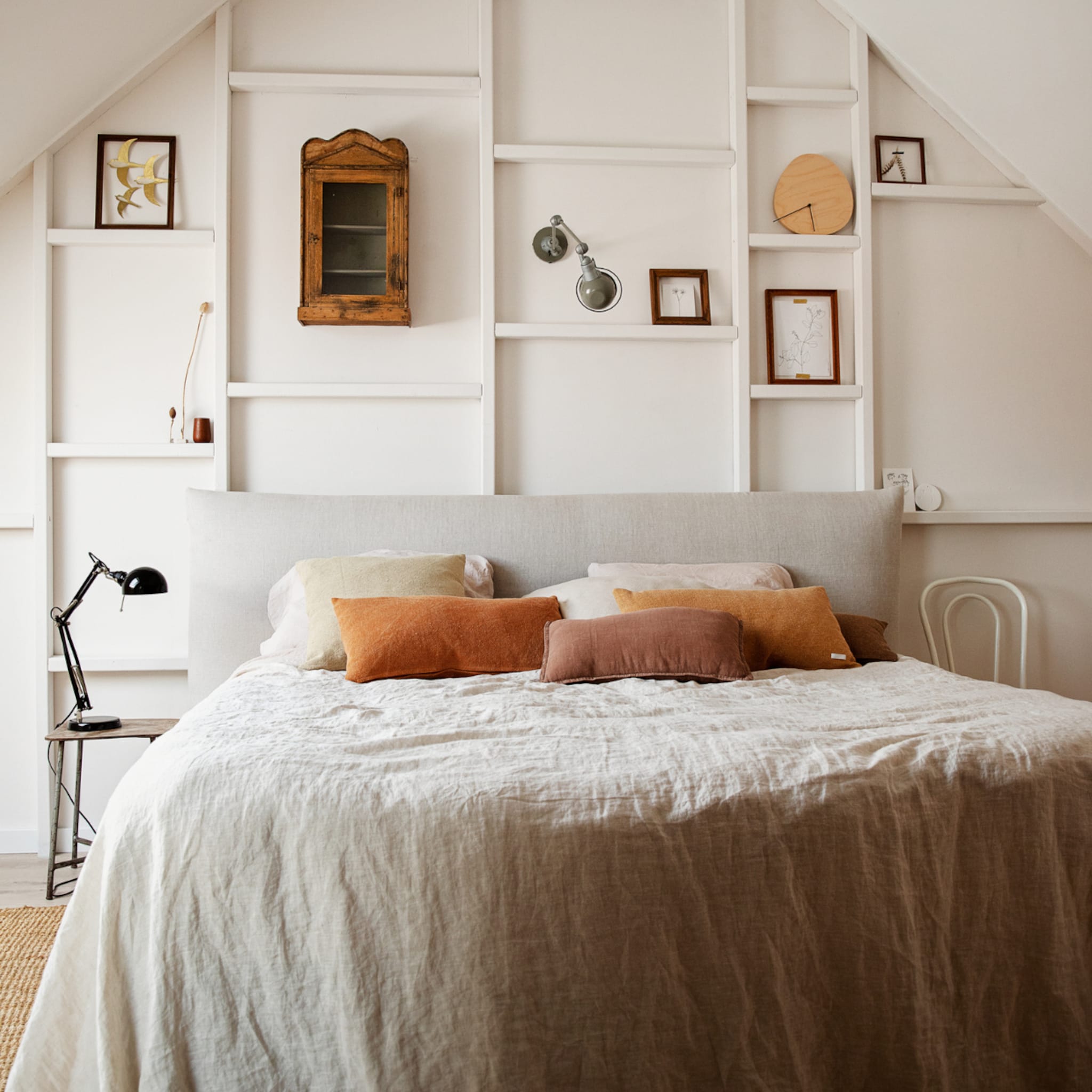 slaapkamer met schuine wanden inrichten