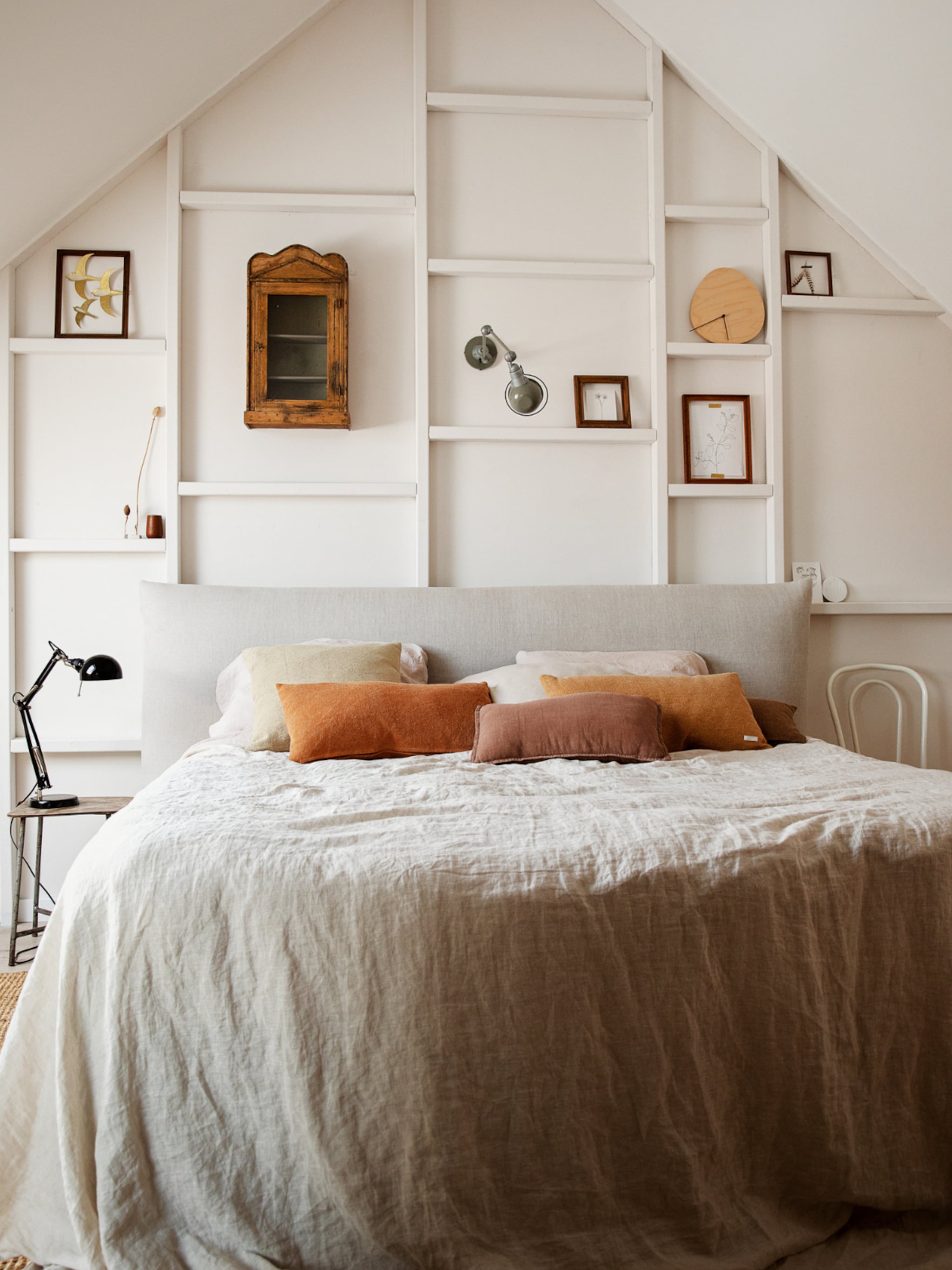 slaapkamer met schuine wanden inrichten