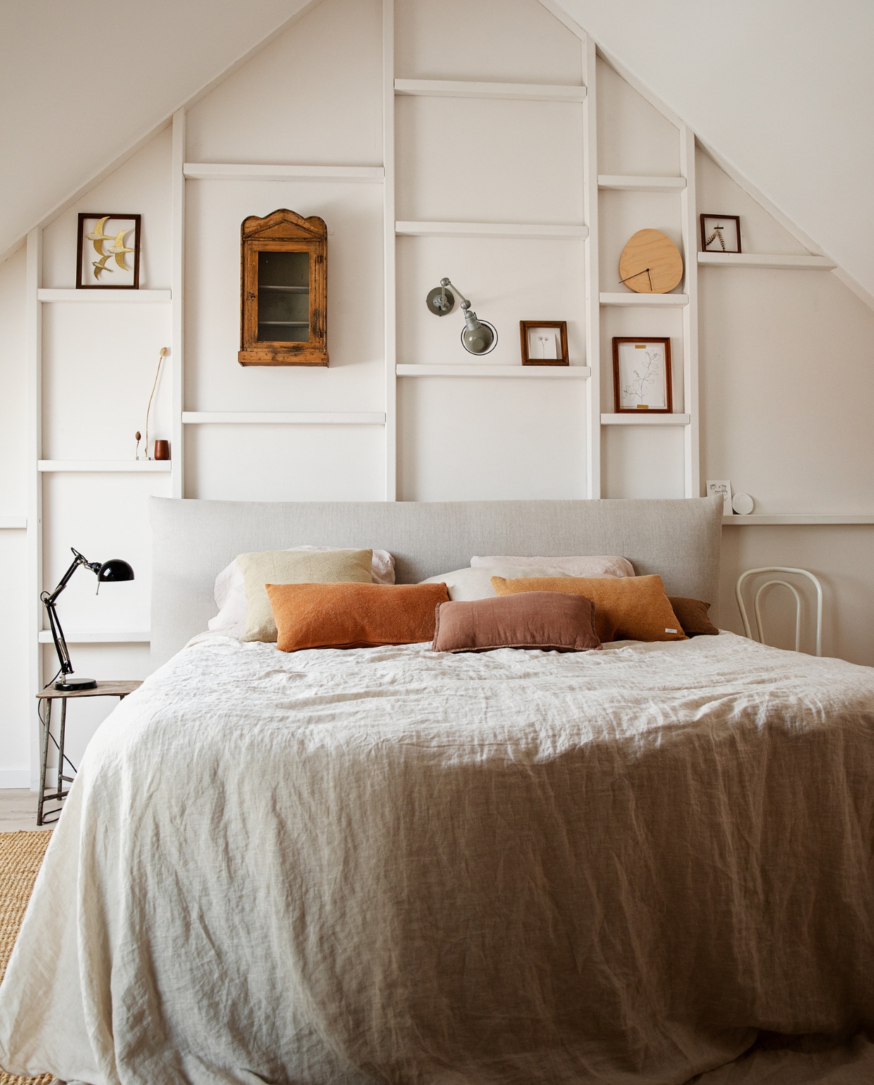 Hangkastje via @flowerchild.arnhem, klok Ikea, wandlamp House Doctor, kussens Bij Emma Thuis, bedlinnen Zara Home, lijsten, krukje en stoel kringloopwinkel, bureaulamp Ikea, gouden vogels Powders & Hazel, print Maartje van den Noort, vakken op de muur zelfgemaakt, overig via familie en kringloopwinkels.