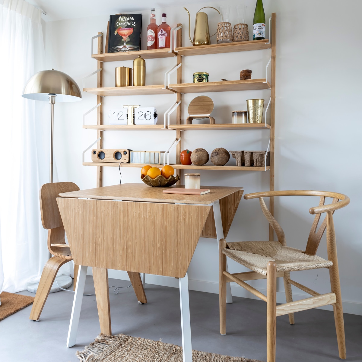 Vloerlamp It’s about RoMi. Uitklaptafel Ikea. Stoel links Eames DCW-replica, stoel rechts Wishbone Chair van Hans Wegner. Vloerkleed, spiegel en geurkaarsen in pot HKliving. Plankensysteem Ikea. Gieter Sissy-Boy Homeland. IJsbak en cocktailshaker Bloomingville. Theedoos Xenos. Flipclock Karlsson. Soundbox House of Marley. Glazen doos Kwantum. Fruitschaal Zara Home. vtwonen binnenkijken special 12-2021 | fotografie Henny van Belkom
