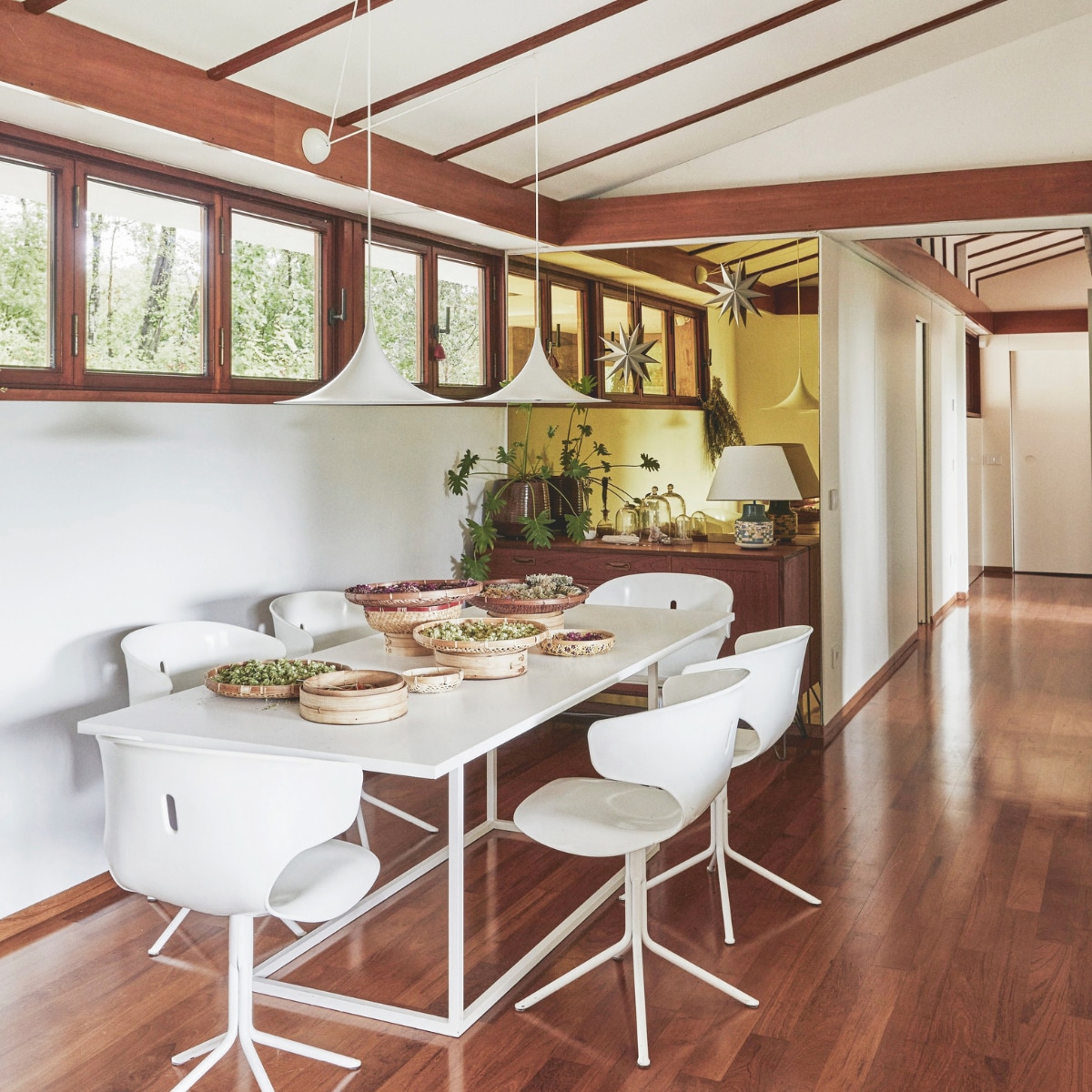 Tafel Studioforma, stoelen Bonaldo, hanglampen Gubi, stoom- en oogstmanden toko. vtwonen 02-2025 | styling Sarah Devi Giubilini | fotografie Brent Darby | productie Living Inside
