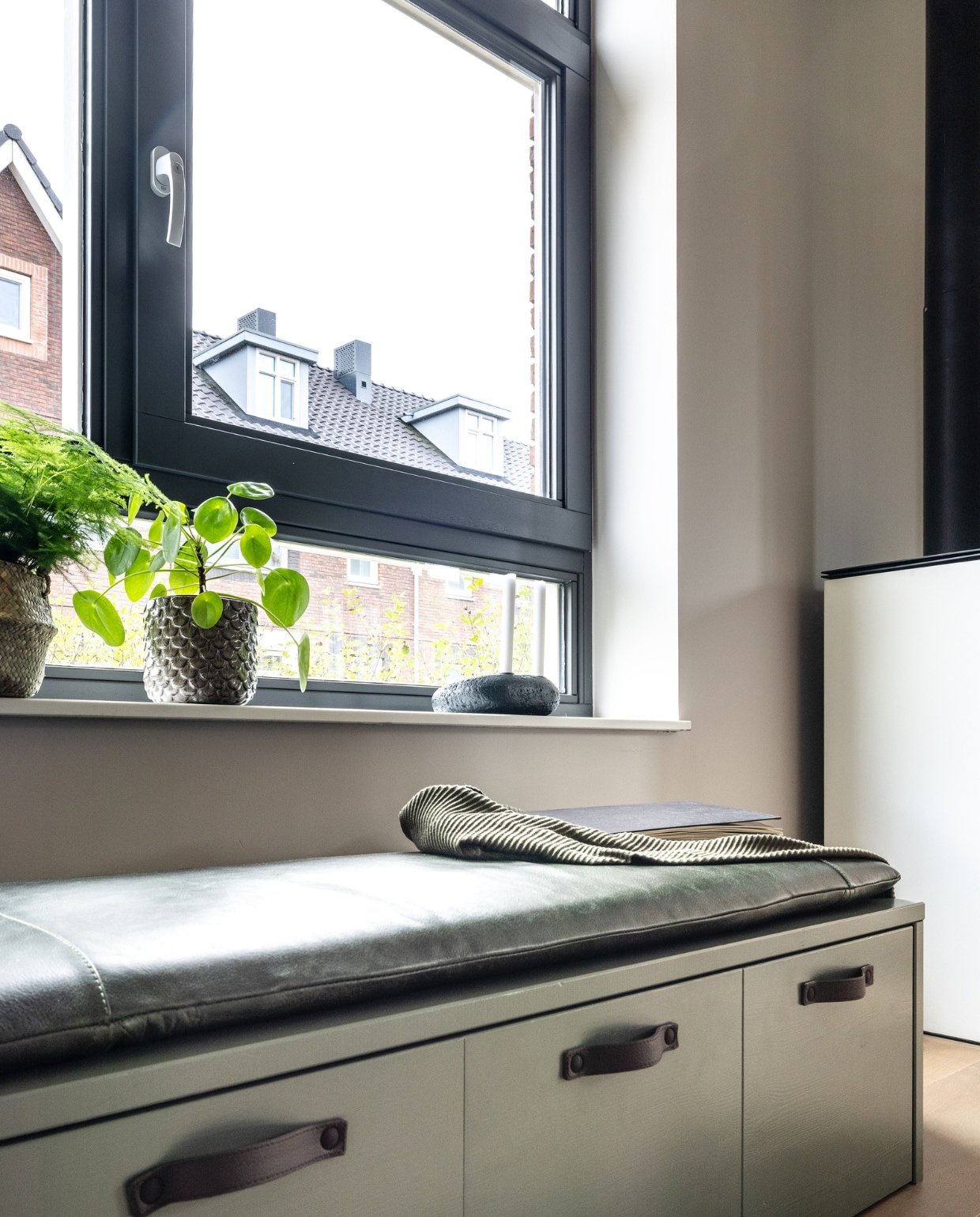 Flexa Creations muurverf Urban Taupe (flexa.nl). Raambekleding Rollerblinds Linbo 08-08-100 L 100, prijs op aanvraag (woninginrichting-aanhuis.nl), met Flexa Creations lak Urban Taupe, Overig privébezit. vtwonen seizoen 15, aflevering 8 | fotograaf Sonja Velda | styling Frans Uyterlinde
