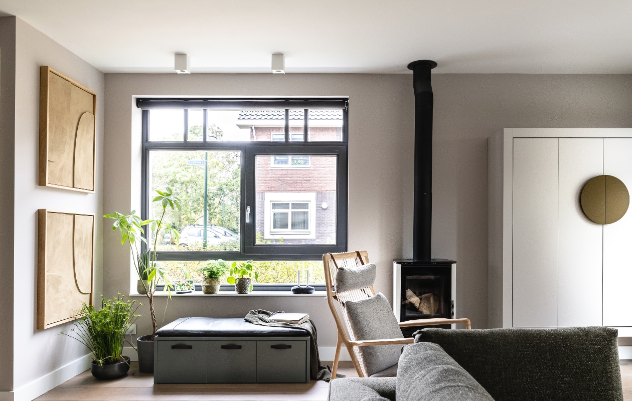 Flexa Creations muurverf Urban Taupe (flexa.nl). Behang Natural Wallcoverings 3 / 303514, prijs op aanvraag (eijffinger.com). Raambekleding Rollerblinds Linbo 08-08-100 L 100, prijs op aanvraag (woninginrichting-aanhuis.nl). Op maat gemaakte moderne Chinese bruids/tv-kast, prijs op aanvraag (remmers-design.nl), met Flexa Creations lak Urban Taupe, handvat in Autumn Gold (flexa.nl). Ingebouwde led-strip, prijs op aanvraag (remmers-design.nl). Hoekbank Aikon Lounge van Design on Stock vanaf € 3398,-, fauteuil Dedo van Gazzda € 1540,-, Overig privébezit. vtwonen seizoen 15, aflevering 8 | fotograaf Sonja Velda | styling Frans Uyterlinde
