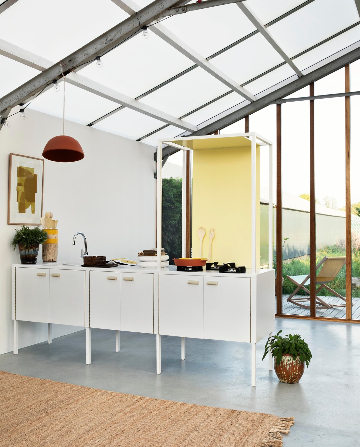 Keuken in een kas ombouw, Overig onbekend vtwonen 07-2020 | fotografie Fiona Ruhe | styling Marianne Luning