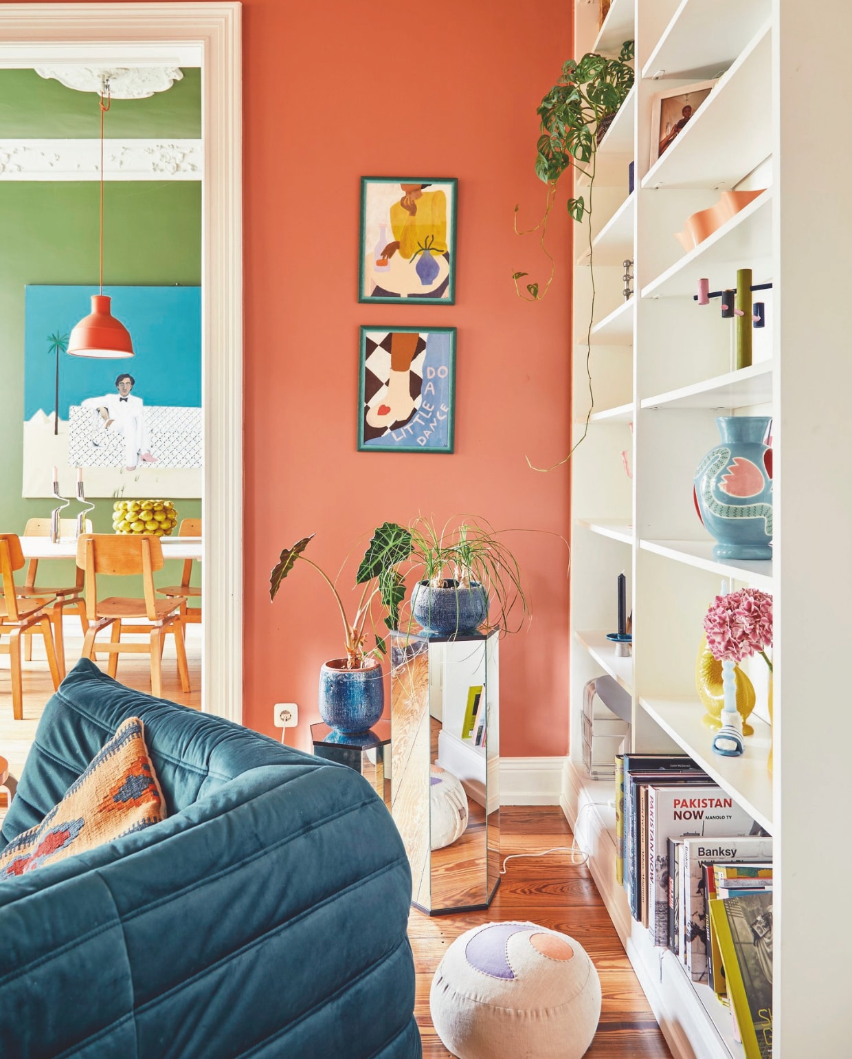 Fauteuil Togo van Ligne Roset, spiegelpilaar vintage, kunstwerken Fabienne Meyer van Bings, muurkleur Red Earth van Farrow &amp; Ball. vtwonen 09-2024 | fotografie Nassim Ohadi