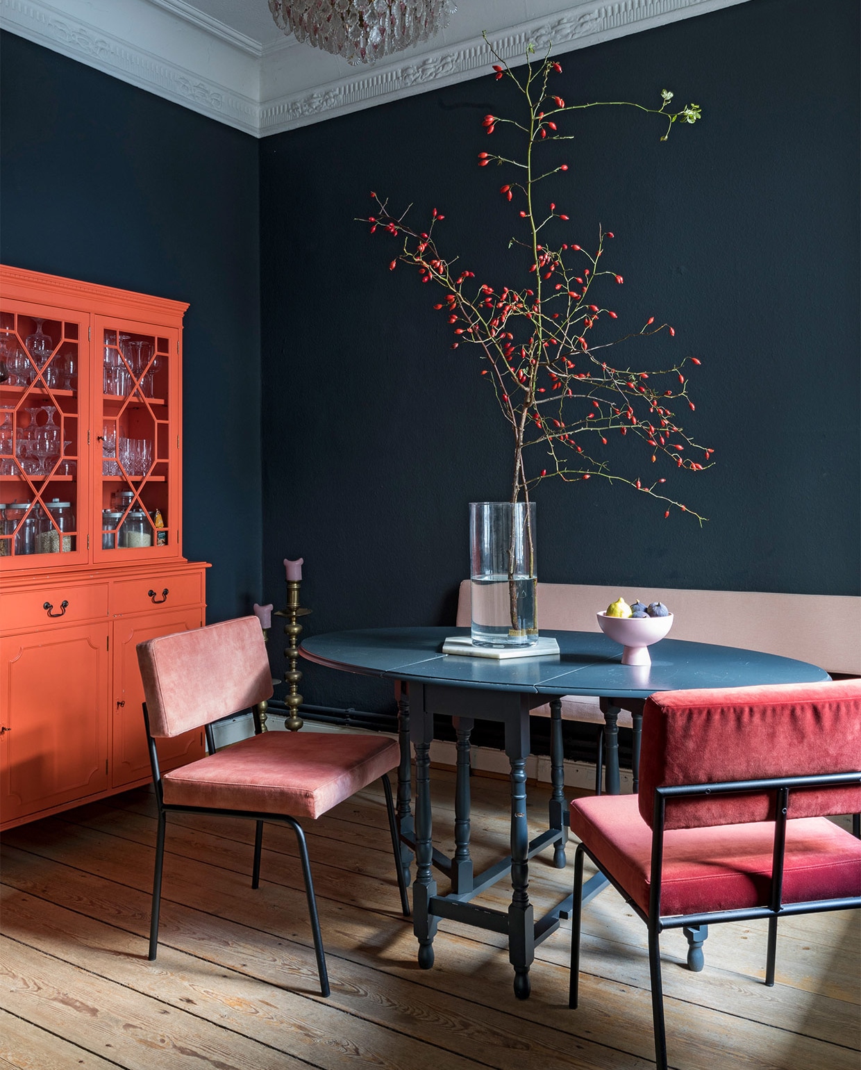 Muurverf Kleines Schwarz Schöner Wohne Farbe. Vintage buffetkast geverfd in Koraal van Kolorat. Eettafel vintage. Stoel en bank Fest Amsterdam. Plafondlamp Westwing. Overig onbekend vtwonen special binnenkijken 2022 | productie, fotografie Anne-Catherine Scoffoni