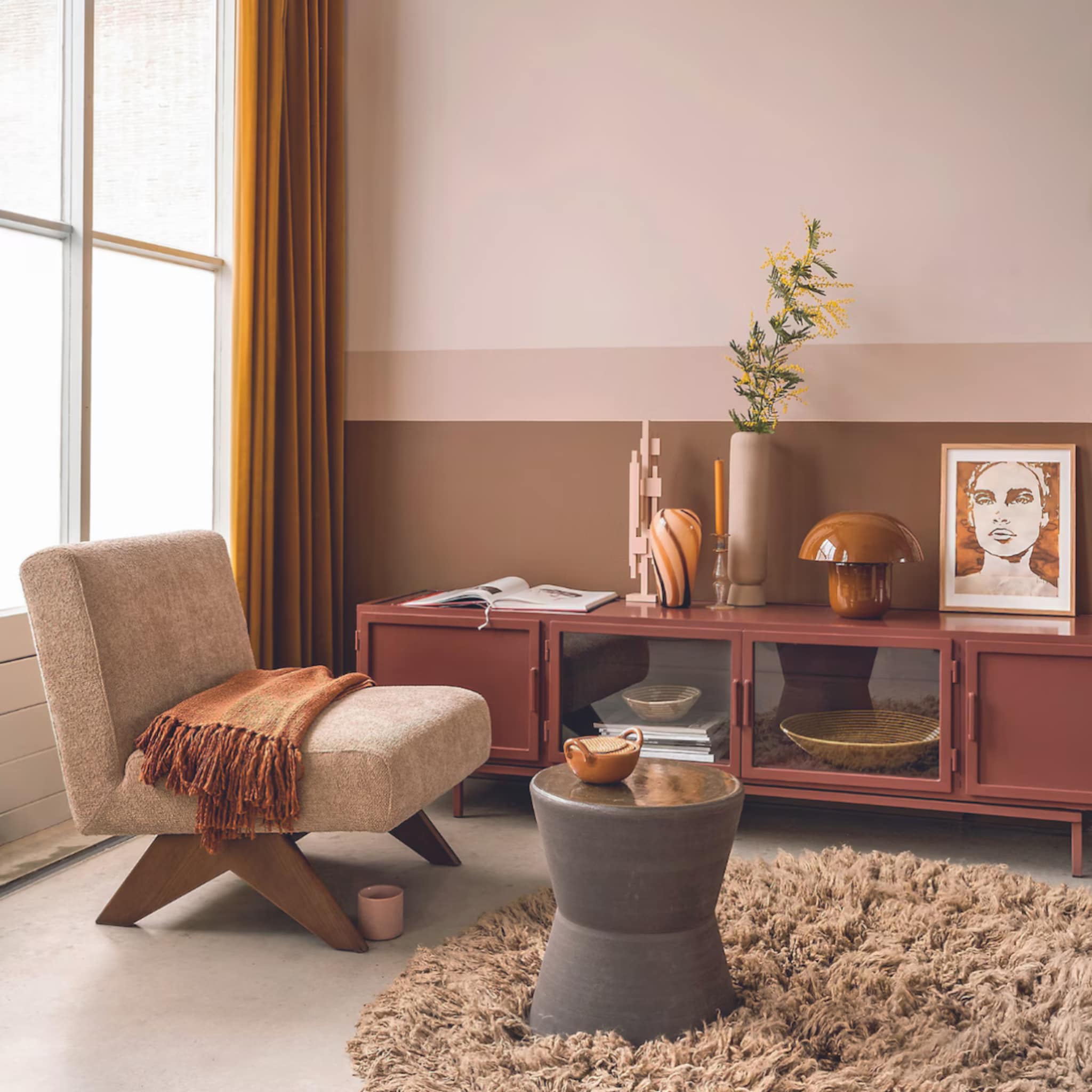 Woonkamer in natureltinten met een fauteuil, tv-kast en cozy vloerkleed
