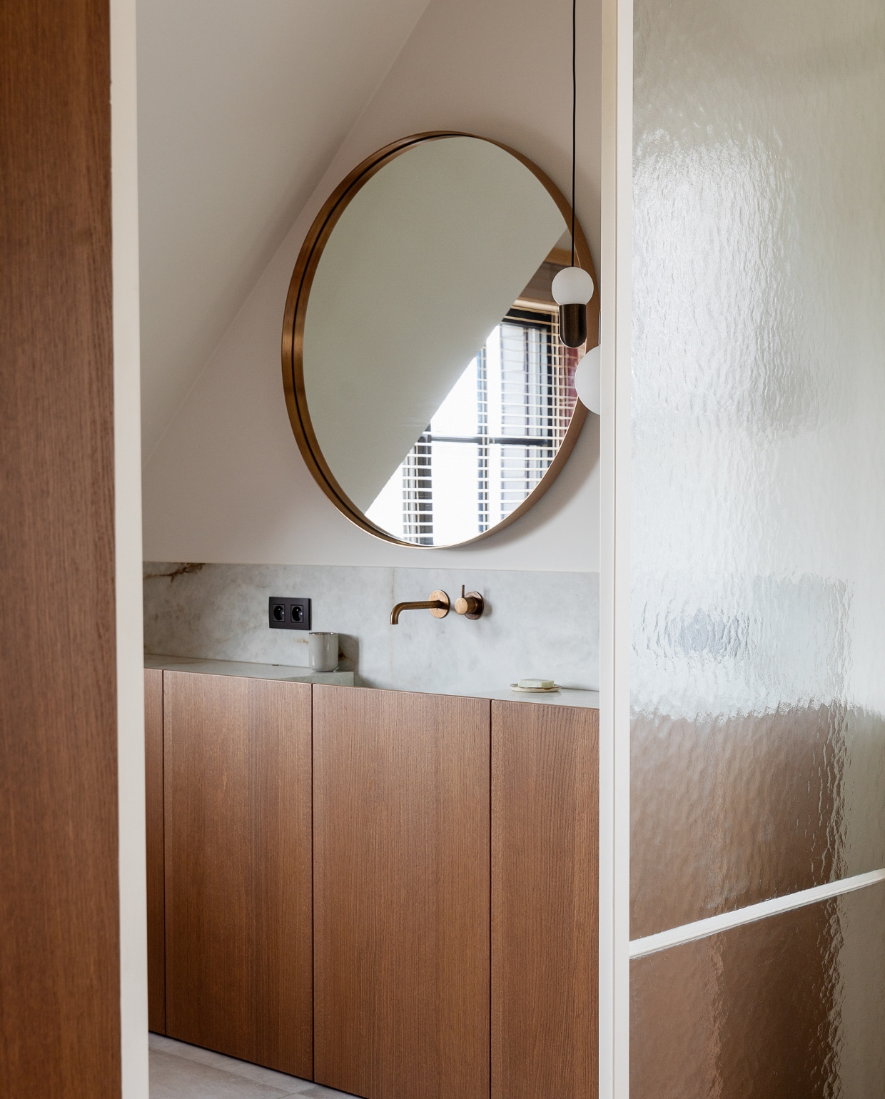 Kranen Hothbath, spiegel Kave Home, badkamermeubel Raeymaekers Keukens, lamp Modular. Overig onbekend. vtwonen 11-2023 | styling Ilona Jongepier | Fotografie Dana van Leeuwen