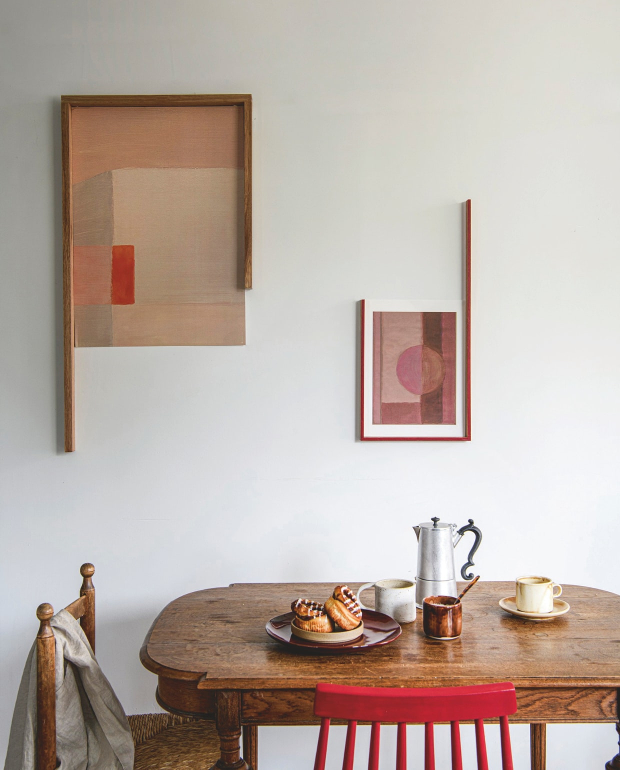 Poster Chalk & Tangerine, 50x70 cm € 89,95, poster Marrakesh, 30x40 cm € 59,95 (tinystories.nl). Bruine keramieken mok € 22,-, handgedraaide mok van klei met groot oor € 45,-, koffie percolator Lady Anne € 69,- (bymolle.com). Poseleinen bord Hasami € 22,- (thefinestore.com). Rood bord La Mère van Serax € 18,99, kop-en-schotel in Rustic Cream van HKliving € 27,98 (vtwonen.nl/shop). Vintage spijlenstoel (marktplaats.nl), geschilderd in Theatre Red, per liter € 71,- (littlegreene.nl). Overig privébezit. vtwonen 9-2024 | styling Myla Griese | fotografie Louis Lemaire