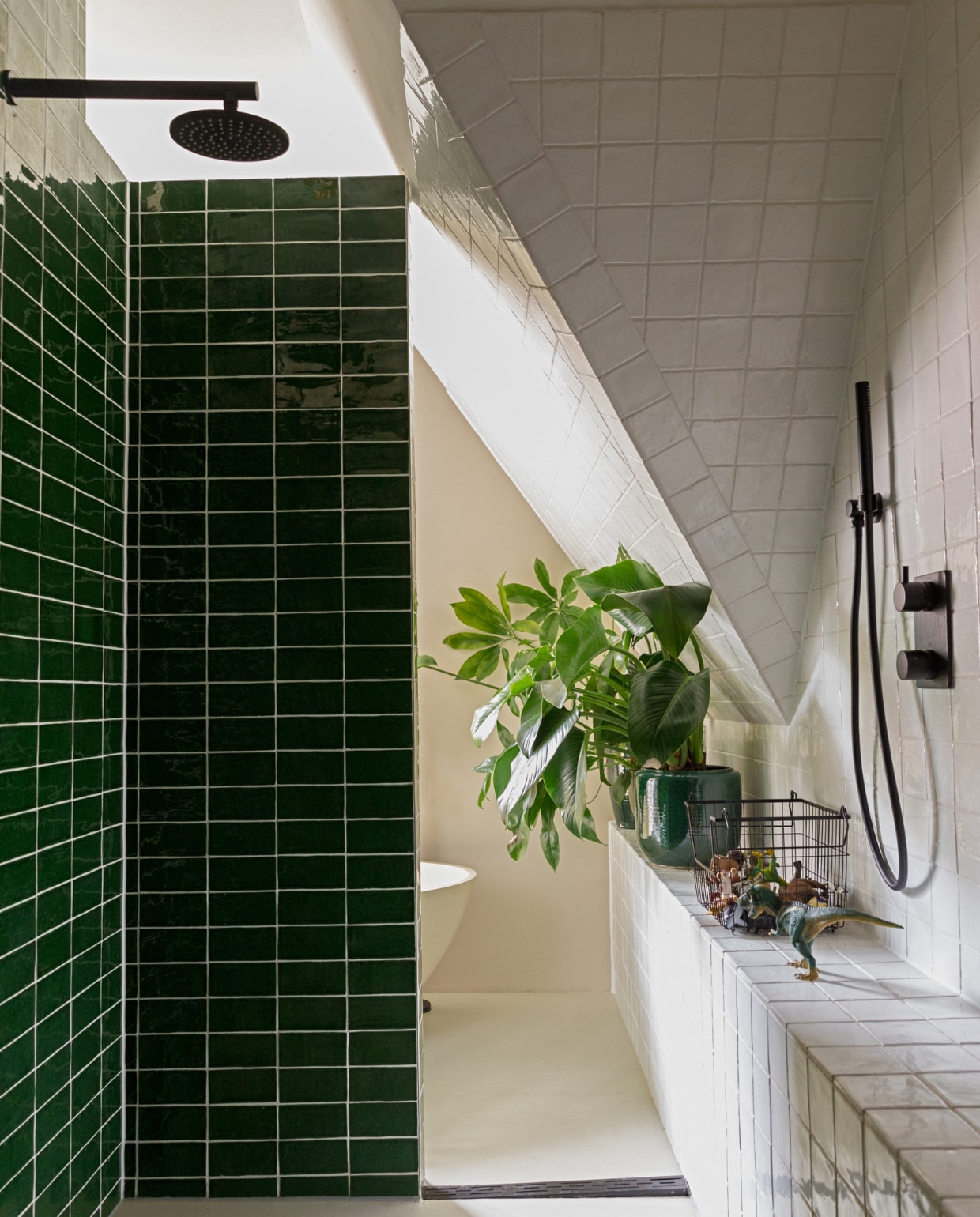 &lt; Douche en handdouche Hotbath Cobber. Tegels Cabrera Verde Cobre via Design Tegels. Plantenpot Serax. Vloer gietvloer. vtwonen 04-2022 | styling Ilona Jongepier | fotografie Dana van Leeuwen