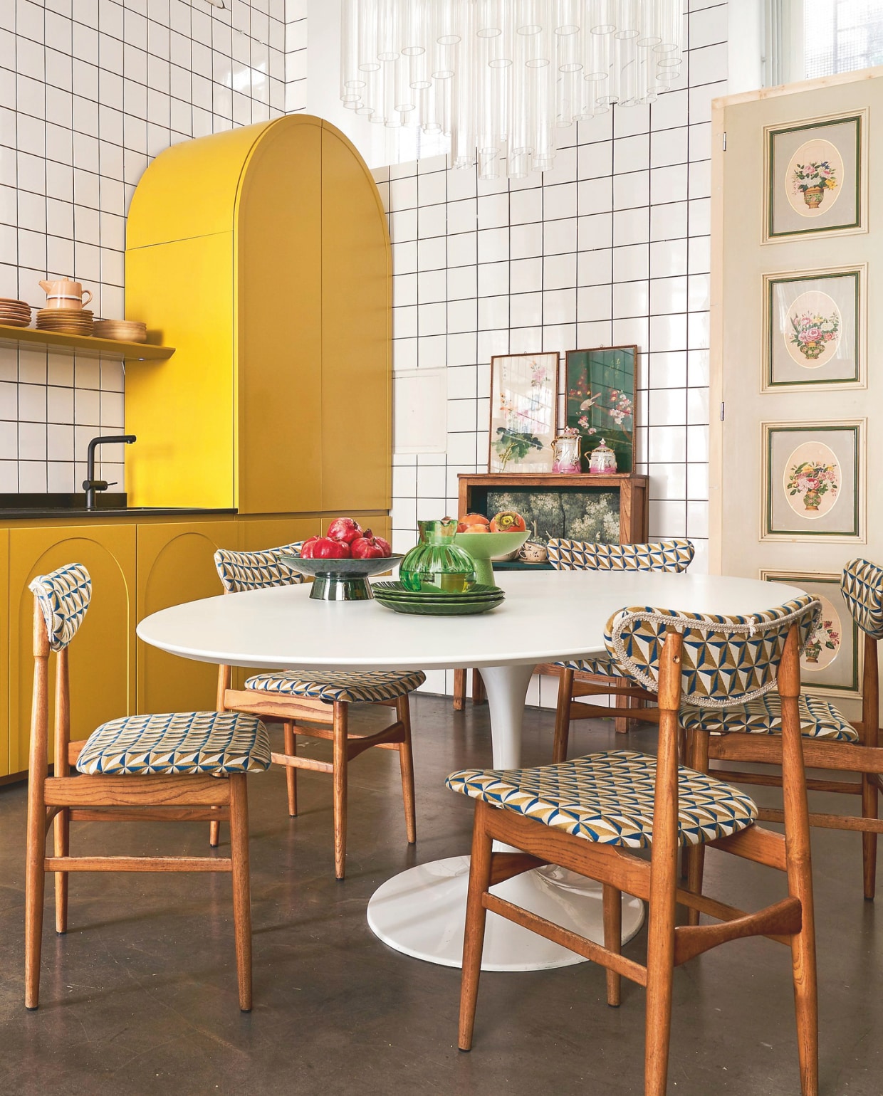 Keuken eigen ontwerp. Tafel en gestoffeerde stoelen Nap Atelier. Fruitschaal HKliving, gerestaureerde deuren van een vintage kledingkast, Servieskast, kroonluchter en kunstwerken vintage. vtwonen 09-2024 | styling Francesca Davoli | fotografie Fabrizio Cicconi