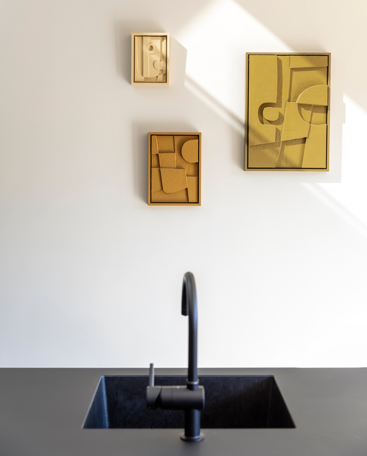 Keuken met Fenix keukenblad en spoelbak Huysinc. kunstwerken 3D Shapes van Edith Beurskens, muurverf Mushroom van Lab Paint, vtwonen 09-2023 |styling Ilona Jongepier | fotografie Dana van Leeuwen