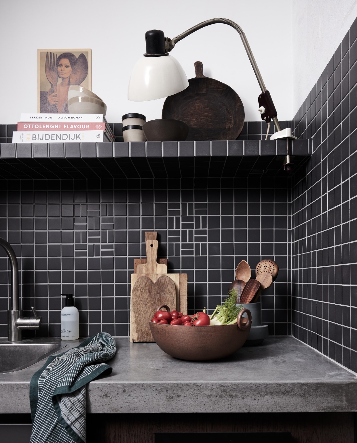 Matzwarte mozaïektegel, 30,5x30,5 cm, per mat € 4,25 (hornbach.nl). Bekers en kommen Clay € 7,50 (householdhardware.nl). Mangohouten serveerplank € 79,95 (urbannatureculture.com). Vintage lamp € 65,- (com-anders.nl). Overig privébezit. vtwonen 10-2023 | fototgrafie Alexander van Berge | styling Fietje Bruijn