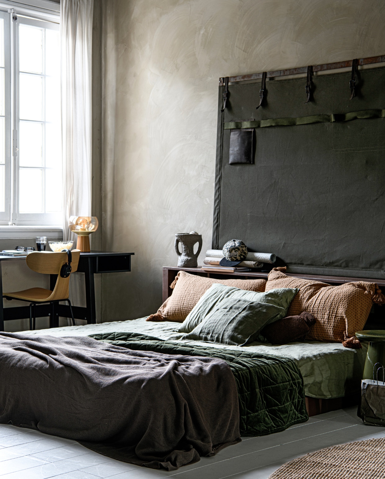 Limewash muurverf Caramel, per liter € 30,- (bauwerk.com.au). Grenen bureau Donkey van BePureHome in matzwart € 299,-, bureaustoel Form van BePureHome, houten zitting en metalen frame € 199,-, tafellamp Mushroom van BePureHome in kleur Syrup, metaal en glas, 28x24 cm (hxØ) € 109,-, papier-maché vaas Kea van BePureHome € 49,95 (basiclabel.nl). Metalen framewerk met gespannen canvas met opgestikte lussen en vakken, vanaf € 165,- (com-anders.nl). Notitieboekje € 5,95 (dille-kamille.nl). Biologisch katoenen gebreide deken Flora € 78,- (coco-mat.com). Donker- groene fluwelen sprei van Loods 5 Goods, 130x170 cm € 29,95 (loods5.nl). Groen linnen dekbedovertrek, 220x220 cm € 89,99, groene linnen kussensloop, 50x75 cm, set van 2 € 49,95 (zarahome.nl). Terrabruine kussenhoes met kwastjes € 19,95, zwarte kussenhoes € 19,95 (hm.com). Jute vloerkleed Lohals, 230 cm (Ø) € 149,- (ikea.com). Keramieken kruk Button van vtwonen in Warm Groen, 35 cm (Ø) € 299,- (vtwonen.nl). Overig privébezit. vtwonen 02-2023 | fotografie Louis Lemaire | styling Marit Saladini
