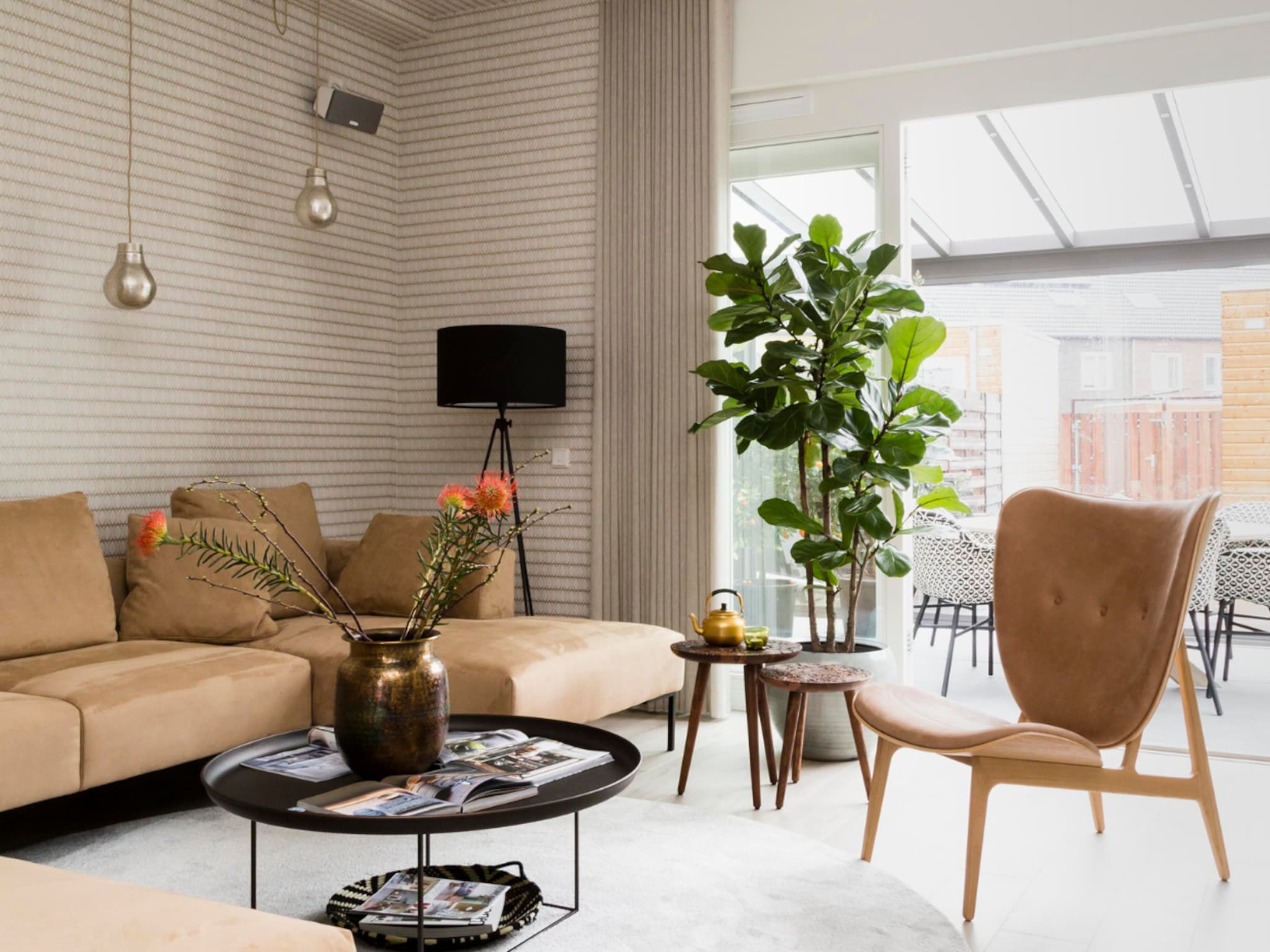 geniet langer van een suede bank