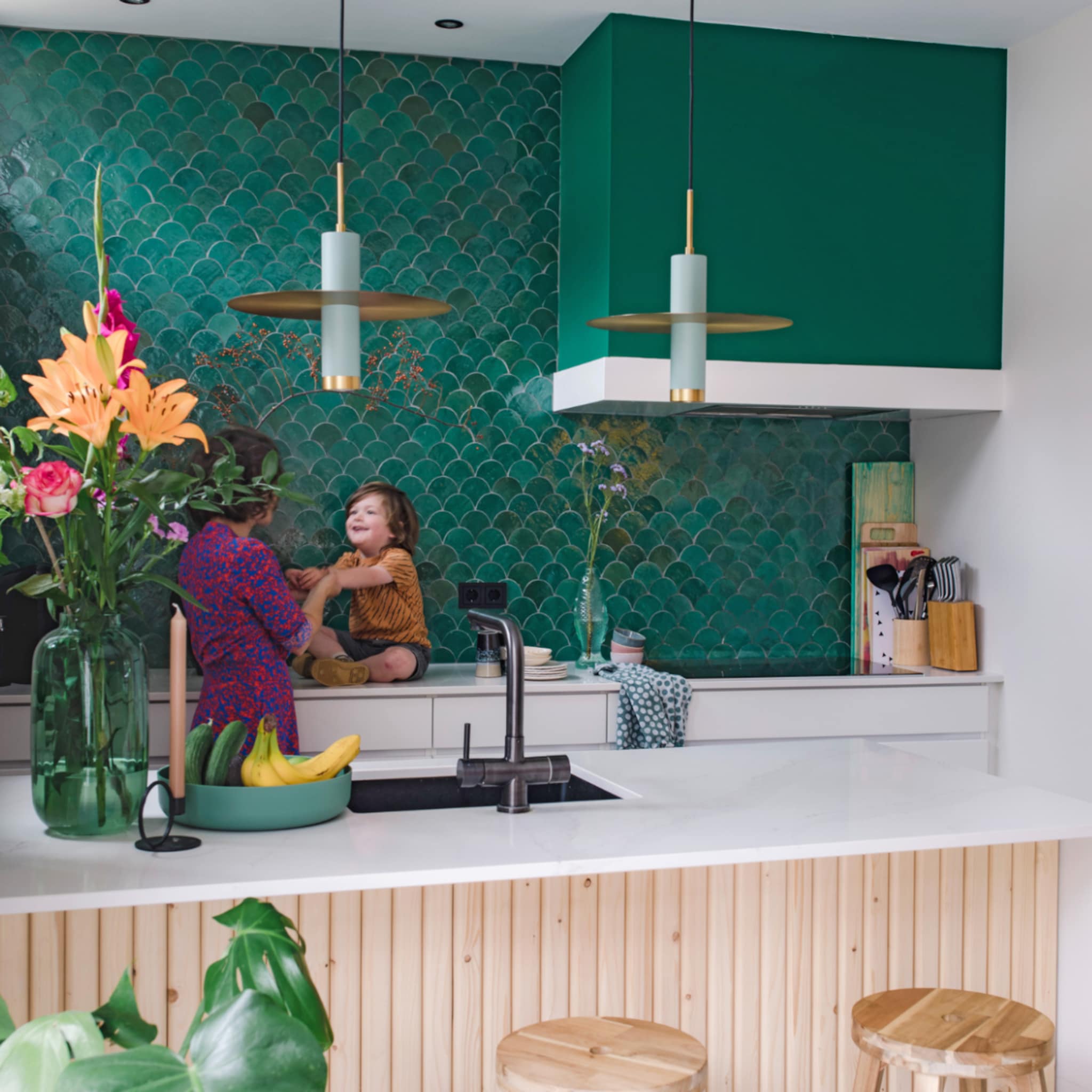 Scandinavische keuken met groene tegels op de achterwand