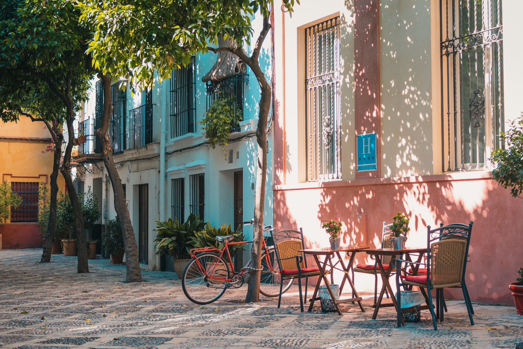Sfeerbeeld Sevilla, Spanje. 'Cycling might not be the best way to move around the old streets of Seville because of the pavements, but this bike sure has a charm.' Fotografie Johan Mouchet (via Unsplash)