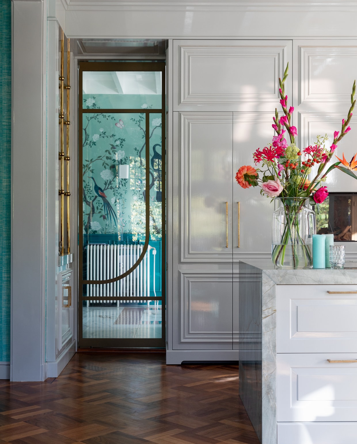 Ontwerp keuken en stalen deur Eef Langeler Design, uitgevoerd door Rijksen Speciaal Timmerwerk en Lasmeisters, behang Edo Mint van Coordonné, plafondspots Nijhof, bloemen Walter &amp; Roland. Overig onbekend. vtwonen 02-2023 | styling Ilona Jongepier | fotografie Dana van Leeuwen
