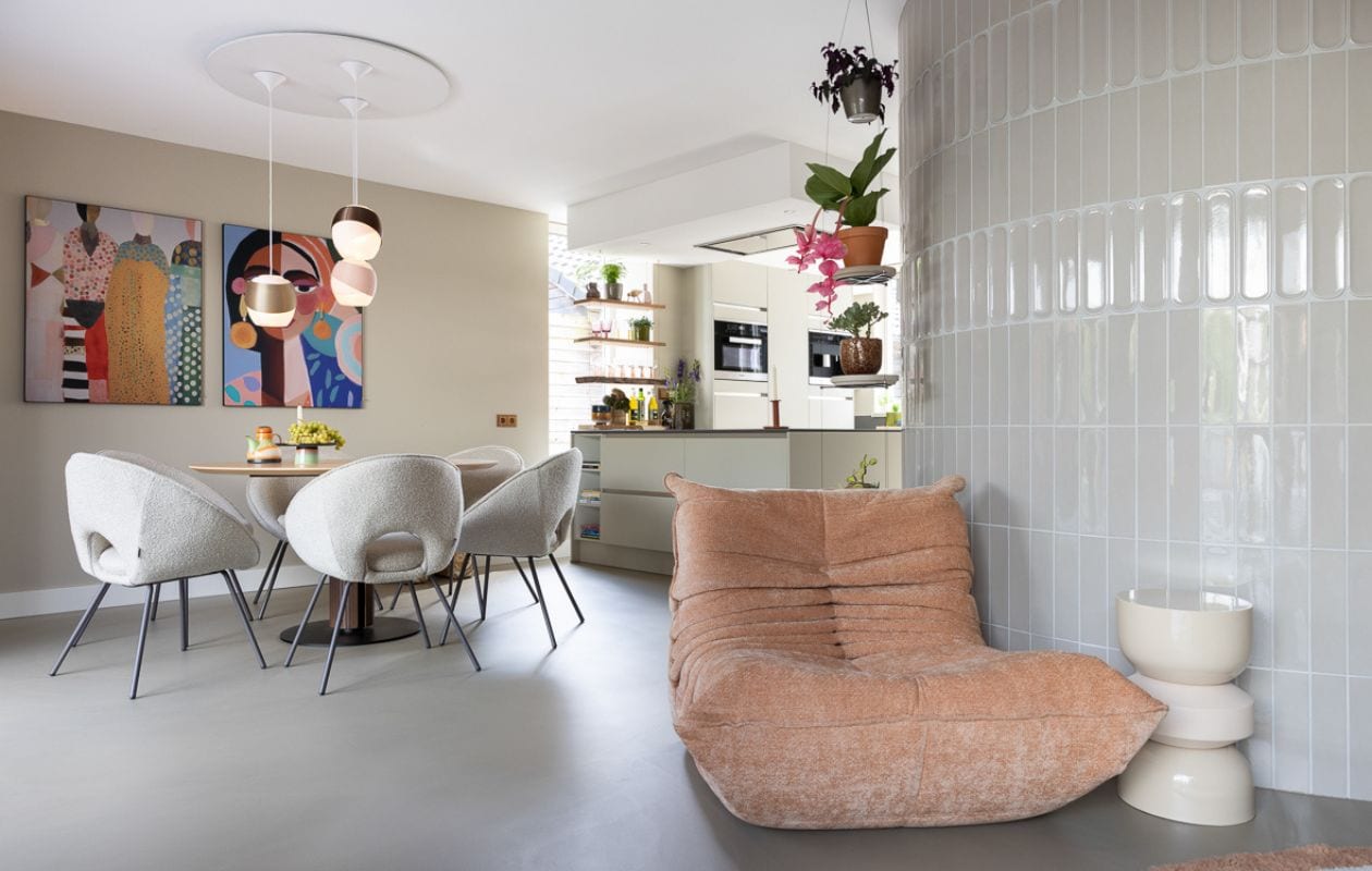 Weer verliefd op je huis aflevering 1 seizoen 21 2024, Frans in Terheijden, fauteuil Weer verliefd op je huis aflevering 1 seizoen 21 2024 | styling Frans Uyterlinde | fotografie Margriet Hoekstra