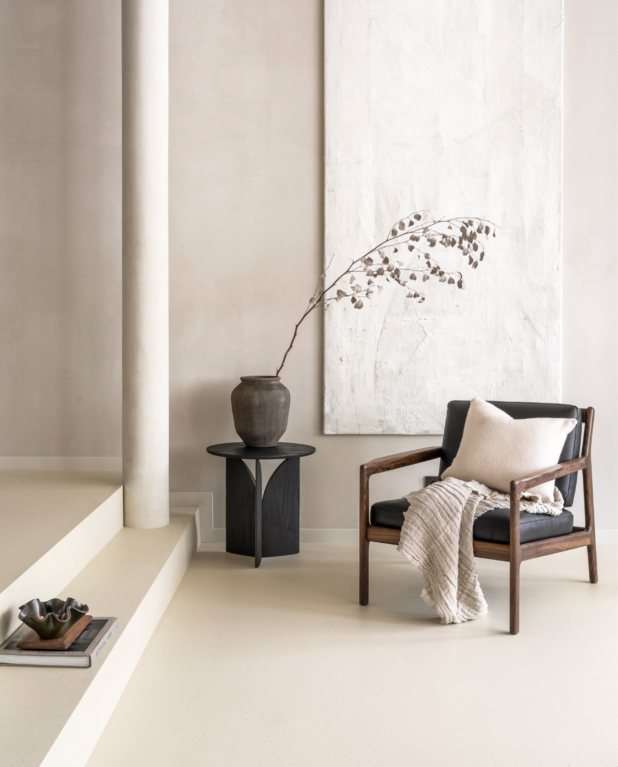 M.m.v. ethnicraft.com (fauteuil Jack, bijzettafel Geometric), zarahome.com (langwerpig kussen), hm.com (plaid, waterglas), bymolle.com (dekbedovertrek). Overig privébezit. vtwonen 10-2023 | productie Tanja Saarberg | styling Sanne Ketelaar | fotografie Stan Koolen