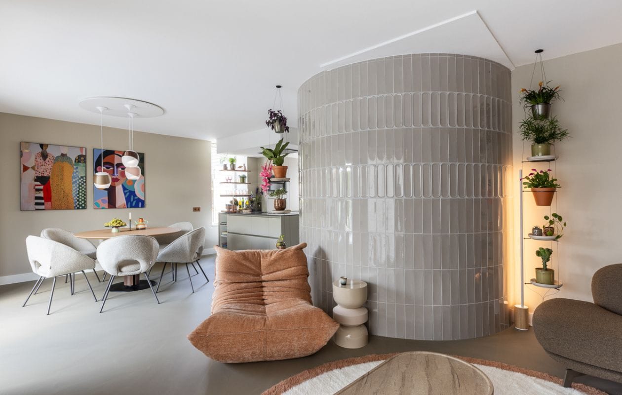 Weer verliefd op je huis aflevering 1 seizoen 21 2024, Frans in Terheijden, fauteuil Weer verliefd op je huis aflevering 1 seizoen 21 2024 | styling Frans Uyterlinde | fotografie Margriet Hoekstra