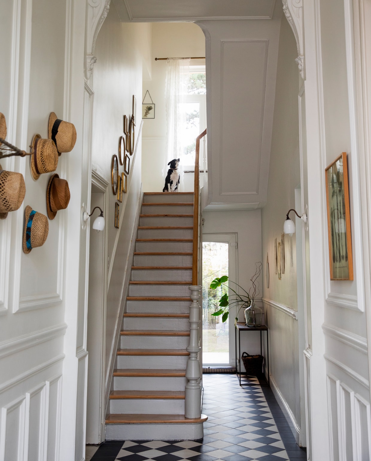 Verf muur Ral 9010, vloertegels hal Villeroy &amp; Boch. wandlamp ’t Glashuys, Overig onbekend. vtwonen 10-2023 | styling Ilona Jongepier | fotografie Dana van Leeuwen