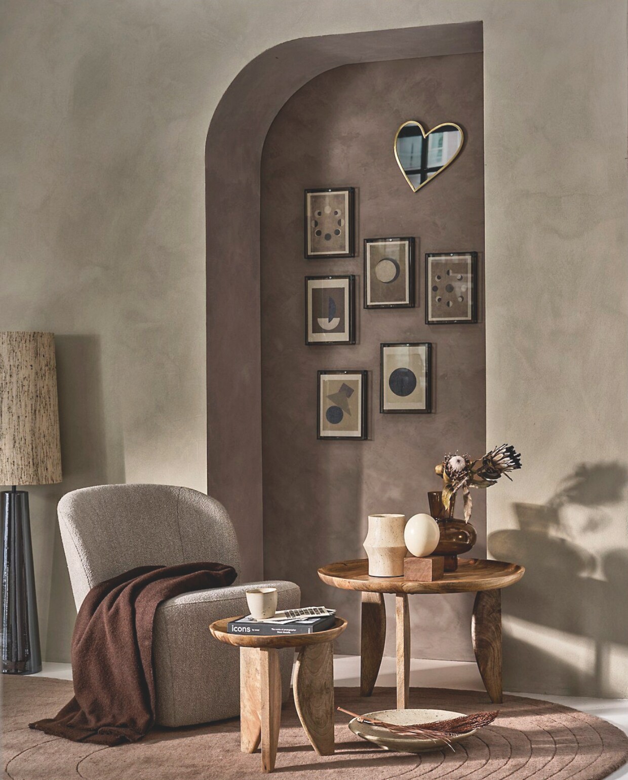 Fauteuil Lofty in bouclé naturel, 68x72x75 cm (bxdxh) € 299,-. Mangohouten bijzettafels High Heels in naturel, 40x40 cm en 70x47 cm (Øxh), set van 2 € 249,-. Fotolijst in zwart, metaal en glas, 20x3,5x28 cm (bxdxh) € 24,95. Metalen spiegel in hartvorm, 27x30 cm (bxh) € 29,95. Glazen vaas, 23x27 cm (Øxh) € 44,95. M.m.v. thefarm-shop.nl (verf Misty Mineral), vtwonen.nl/shop (plaid van Hay, lamp HKliving ), mooisa.com (vaas), bol.com (ei), layeredinterior.com (vloerkleed Residue). Overig privébezit. vtwonen 10-2024 | styling Cleo Scheulderman | fotografie Jeroen van der Spek