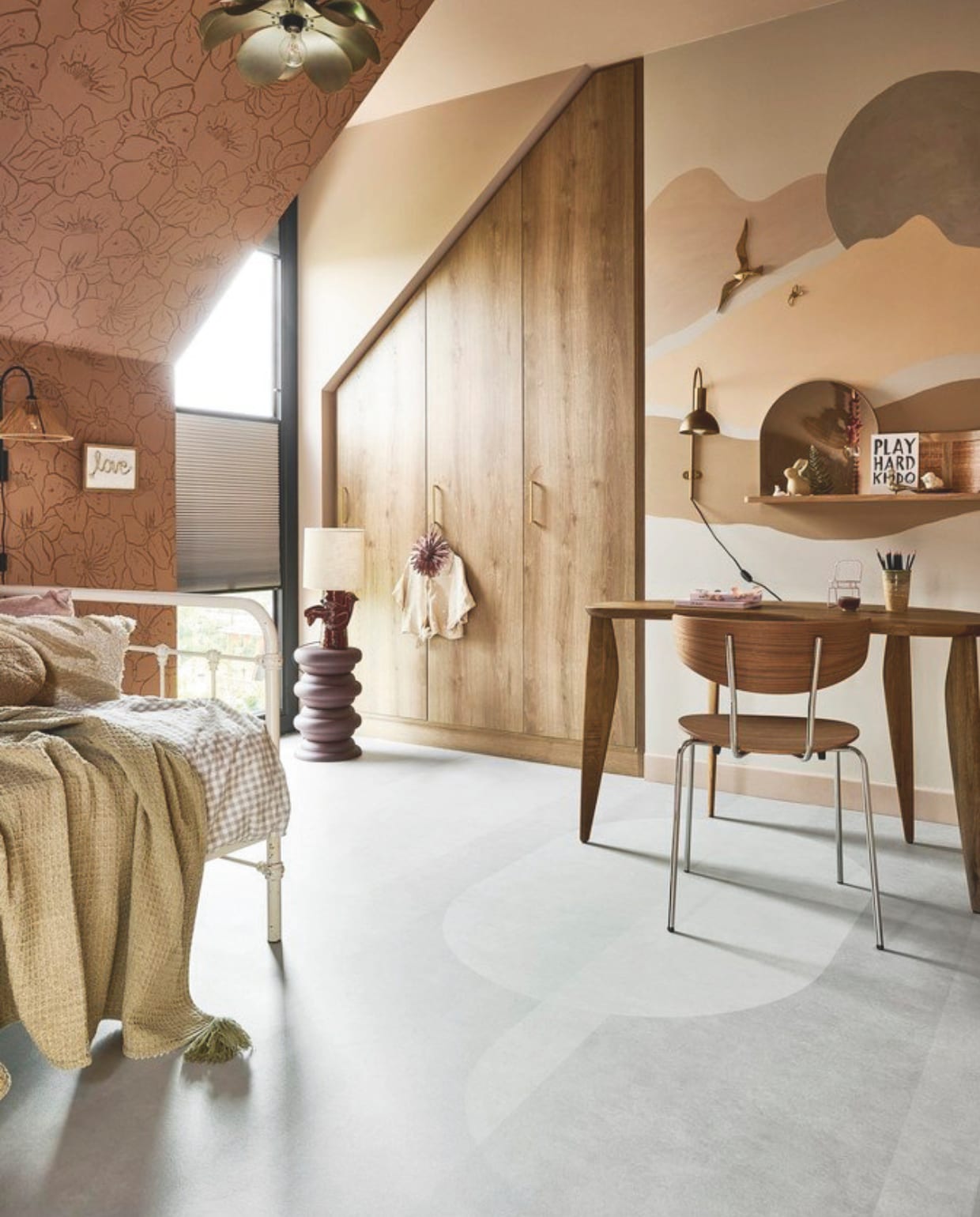 Novilon-vloer Arch Light Grey (2104), per m² € 36,75 (exclusief installatie). M.m.v. vtwonen.nl (bureau Feve en stoel Herman van Ferm Living, kruk Artemis van Dutchbone, tafellamp Paloma van Serax). vtwonen 10-2024 | styling Kim van Rossenberg | fotografie Sjoerd Eickmans