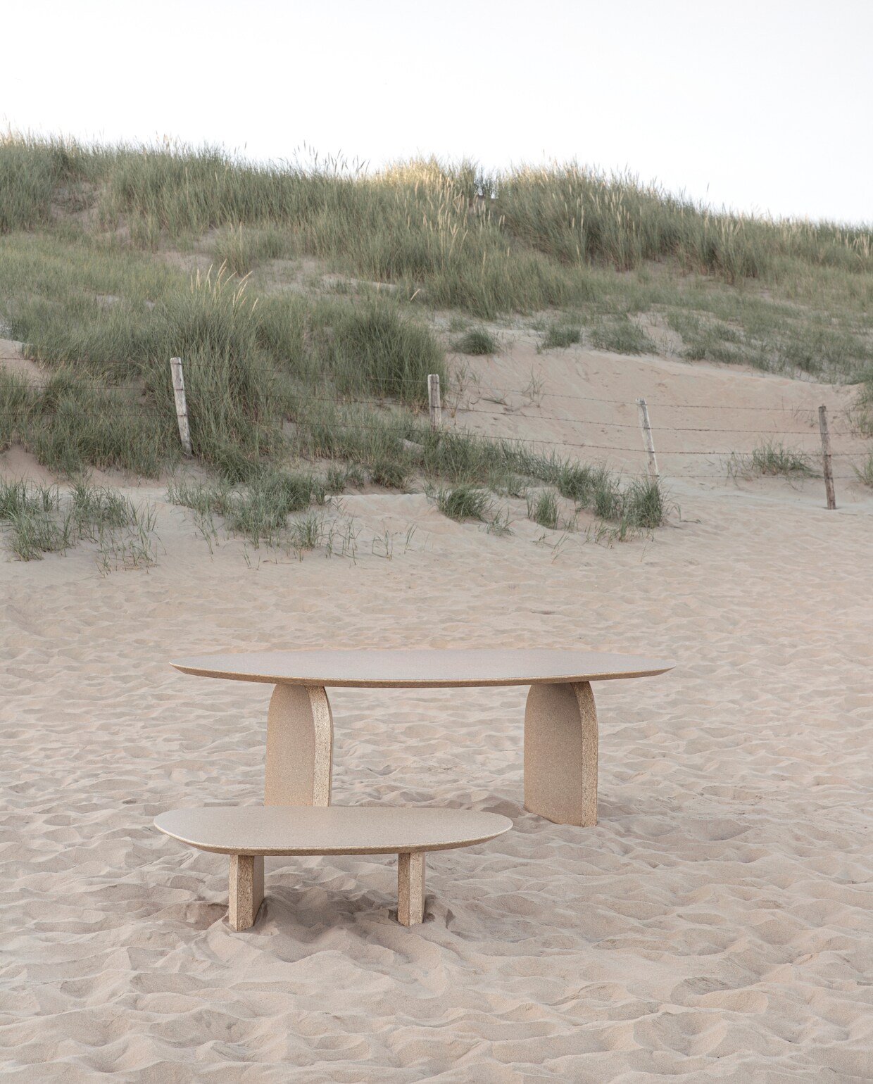 Eettafel Slot vanaf 200 cm € 3789,-. Coffee Table Slot, 133x76x34 cm, € 1779,-. • studiohenk.nl vtwonen 07-2022 | beeld van Studio Henk