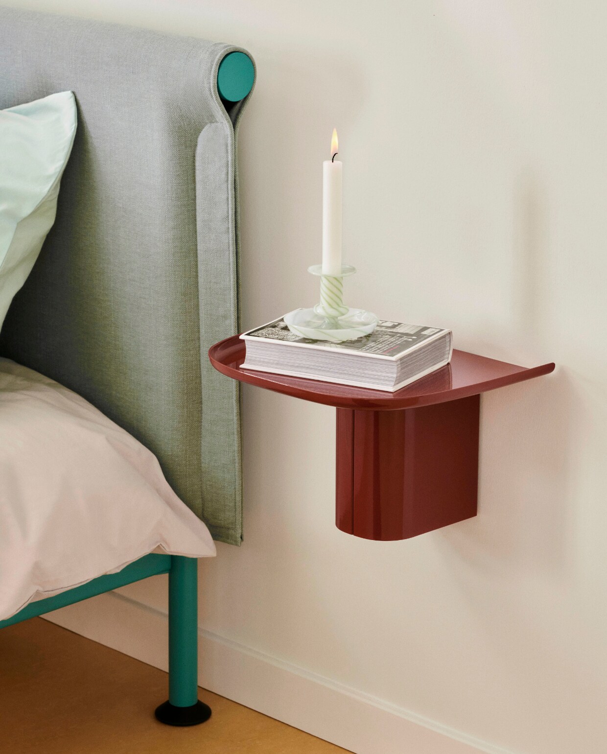 Kussenslopen € 60,-hotelmagique.com, de Korpus Shelf € 115,-. • hay.nl vtwonen 02-2023 | fotografie Peter Tijhuis