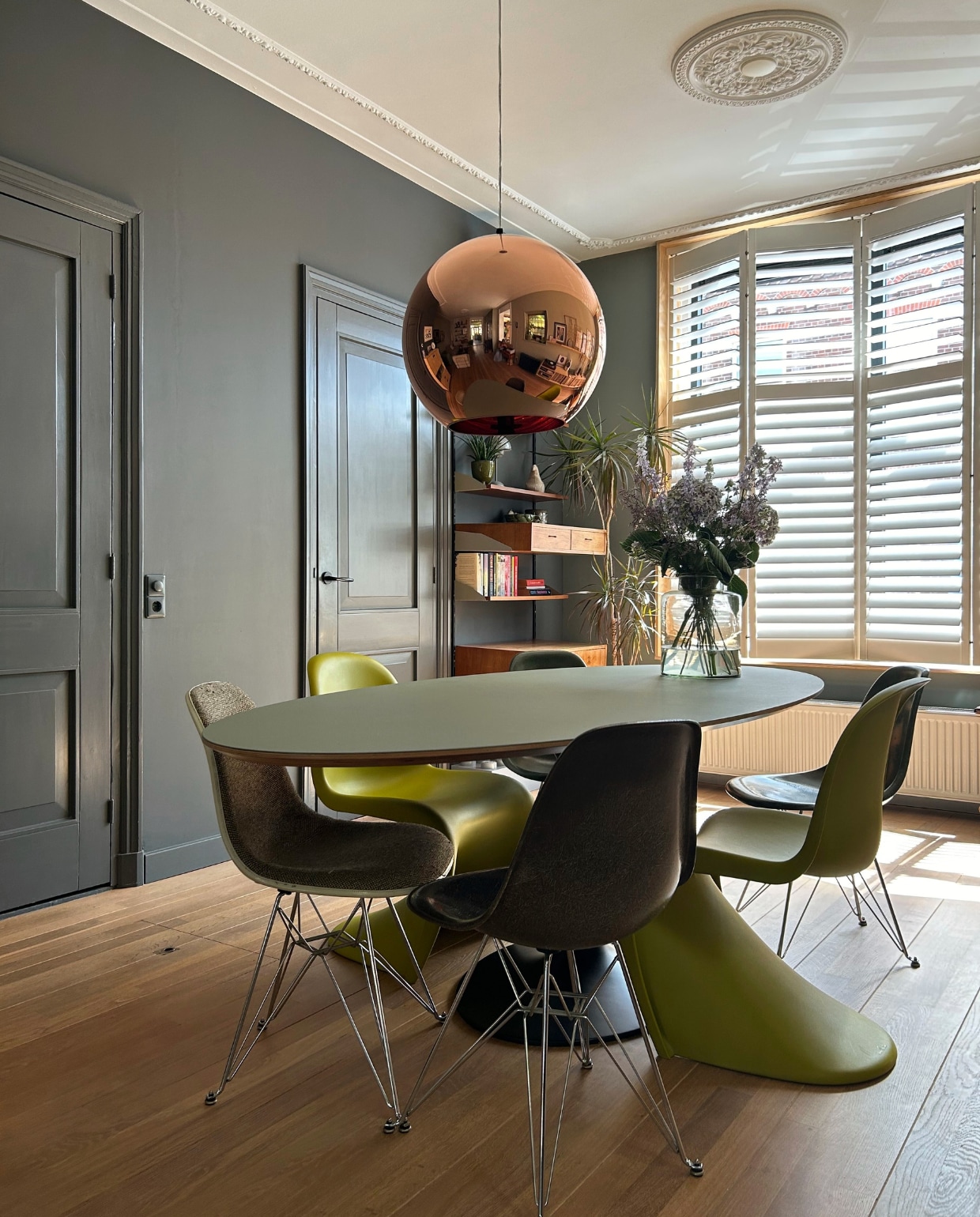 ‘Een mix van oud en nieuw, dat is mijn woonstijl. Zoals hier bij de eettafel. Oude stoelen die ik scoorde op Marktplaats en in vintage winkels staan rondom een nieuwe tafel.’ Marlon Zwier, art director home deco bij vtwonen. vtwonen 11-2024 | fotografie Marlon Zwier