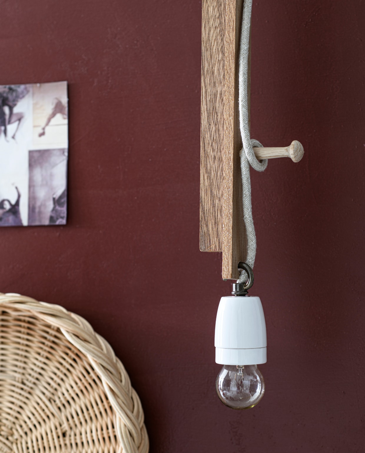 Muurverf Arras 316 Intelligent Eggshell, per liter € 71,- (littlegreene.nl). Fairtrade acaciahouten taartplateau, 30x12 cm (Øxh)€ 37,50, handgedraaide mok van klei met groot oor € 45,- (bymolle.com). Rieten mand Maru medium € 32,-, aardewerken bord Hasami € 22,- (thefinestore.com). Terrazzo schaal op voet € 28,95, rode gespikkelde mok Rutunda € 12,90 (mykinta.com). Rode keramieken beker € 4,99 (hm.com). Glazen kom met rode sierrand € 7,99, rode aardewerken kom € 5,99 (zarahome.com). Acrylglazen lepels, per stuk € 7,- (zaanschfaamwebshop.nl). vtwonen DIY special 9 | styling Myla Griese | fotografie Louis Lemaire