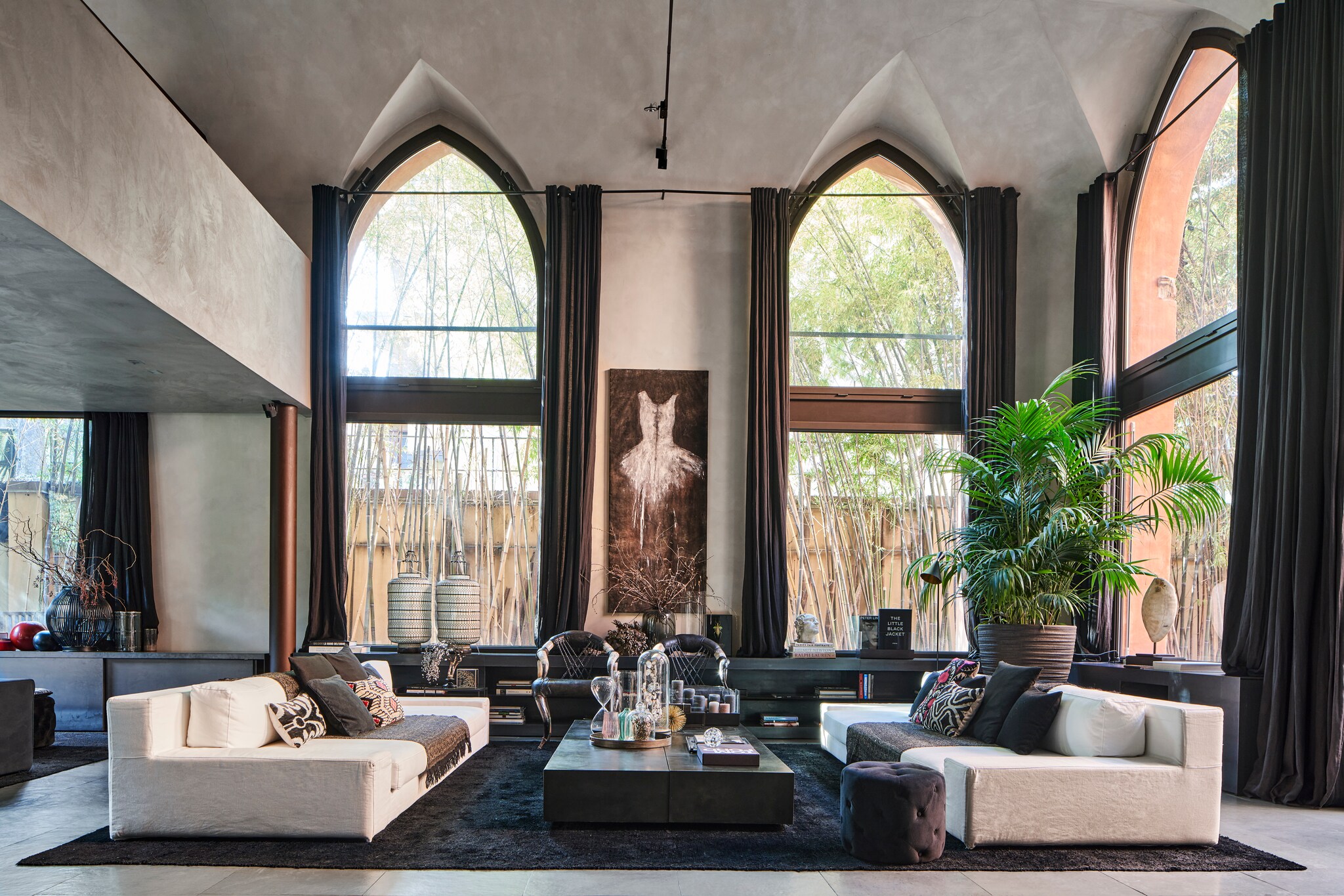 De zwarte leren tafels en witte banken zijn ontworpen door Studio L. Gasparini. Het kunstwerk is gemaakt door Ewa Bathelier. De vloer bestaat uit platen gepolijste Braziliaanse leisteen. De stoelen zijn gekocht in Parijs. stijlvol wonen 07-2024 | Productie Living Inside | styling en tekst Francesca Davoli | Fotografie Fabrizio Cicconi