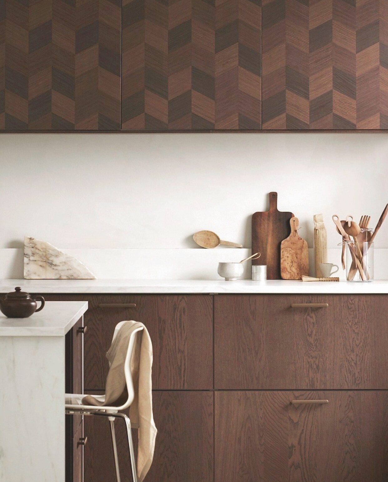 Keuken met Sinarp en Hasslarp fronten, in allerlei verschillende opstellingen mogelijk (ikea.nl).&gt; 1 Vloer- en wandafwerking Ukiyo in Rem, gegroefde structuren, bruine en grijze adering en gouden accenten, prijs op aanvraag (cosentino.com).2 Massiefhouten fronten voor deuren en lades, voor maatwerk of met Ikea Metod (houtmerk.nl). vtwonen 04-2024 | fotografie Sjoerd Eickmans | styling Kim van Rossenberg, Sanne Ketelaar