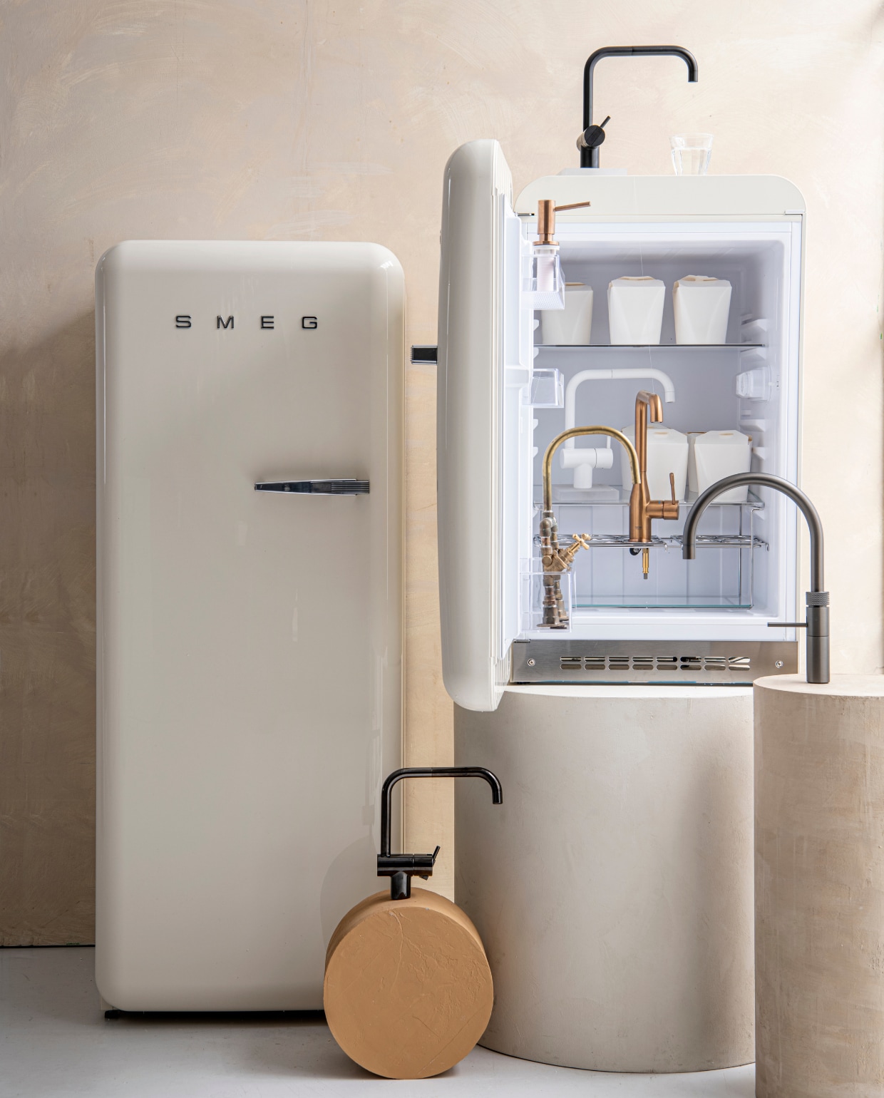 Retro koelkast FAB28LCR5 met vriesvak in kleur crème, linksdraaiend, 1530x601x728 mm, 244/26 liter € 1739,- (Smeg). 2 Happybar FAB10HLCR5 in kleur crème, linksdraaiend, 970x545x659 mm, 135 liter € 1339,- (Smeg). 3 Keuken mengkraan KV1, kleur 61 Brushed black/PVD Exclusive Colour Series € 1825,- (Vola). 4 Inbouw zeepdispenser Cosmopolitan in Warm Sunset, geborsteld € 149,- (Grohe). 5 Keuken mengkraan Essence Brushed Warm Sunset vanaf € 1771,- (Grohe). 6 Opbouwmodel koperen keukenkraan Messing Madrid € 230,- (Koperen Kranen). 7 Quooker kraan in customized Gunmetal Satin Lacquered vanaf € 1800,- (Custom Quooker by Koperen Kranen). 8 Keuken mengkraan KV1, kleur 17 Gloss Black € 1140,-(Vola). 9 Muurverf met tadelakt-effect Marrakech Walls, kleur Golden Majesty, 2,5 liter € 133,35 (Pure &amp; Original). 10 Muurverf met tadelakt-effect Marrakech Walls, kleur Old Linen, 2,5 liter € 133,35 (Pure &amp; Original). 11 Muurverf met tadelakt- effect Marrakech Walls, kleur Latte Macchiato, 2,5 liter € 133,35 (Pure &amp; Original). 12 Keuken mengkraan KV1, kleur 28 Matt white € 1140,- (Vola). vtwonen verbouwen 03-2022 |  styling Studio Marit Saladini | fotografie Louis Lemaire
