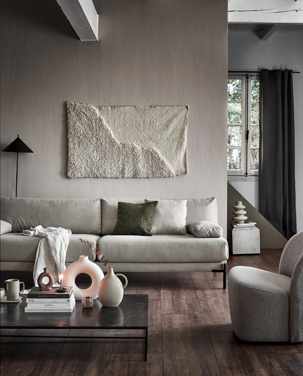 M.m.v. vtwonen.nl (3-zitsbank Sleeve van vtwonen, fauteuil Lofty, van vtwonen, salontafel van Serax, zwarte vloerlamp van HKliving, marmeren blok van HKliving), karwei.nl (vtwonen muurverf Flax), hm.com (witte ronde vaas, wit gespikkelde vaas op blok), zarahome.com (beige vaas met oor, plaid, kussens), studio-yen.com (zwarte kaarsenhouder, wandkleed). Overig privébezit. vtwonen 01-2021 | productie Tanja Saarberg | styling Kim van rossenberg | fotografie Peggy Janssen