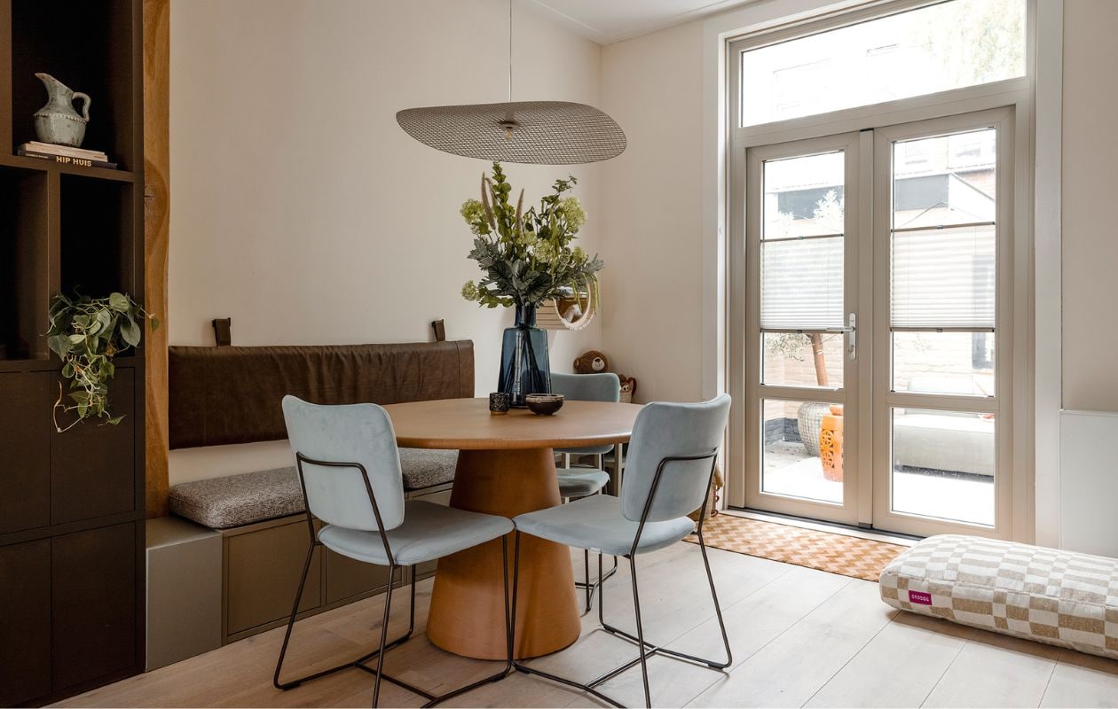 Weer verliefd op je huis aflevering 2 seizoen 21 2024, Kelly in Haarlem, eethoek Weer verliefd op je huis aflevering 2 seizoen 21 2024 | styling Kelly van Gendt | fotografie Sonja Velda