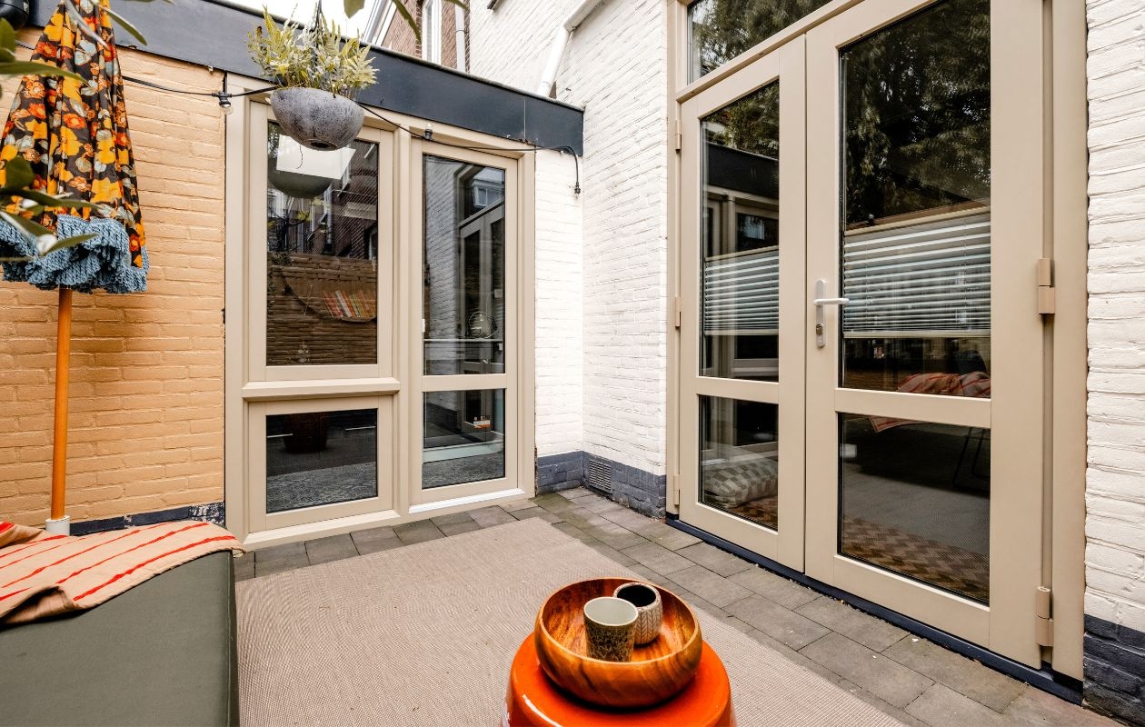 Weer verliefd op je huis aflevering 2 seizoen 21 2024, Kelly in Haarlem, patio Weer verliefd op je huis aflevering 2 seizoen 21 2024 | styling Kelly van Gendt | fotografie Sonja Velda