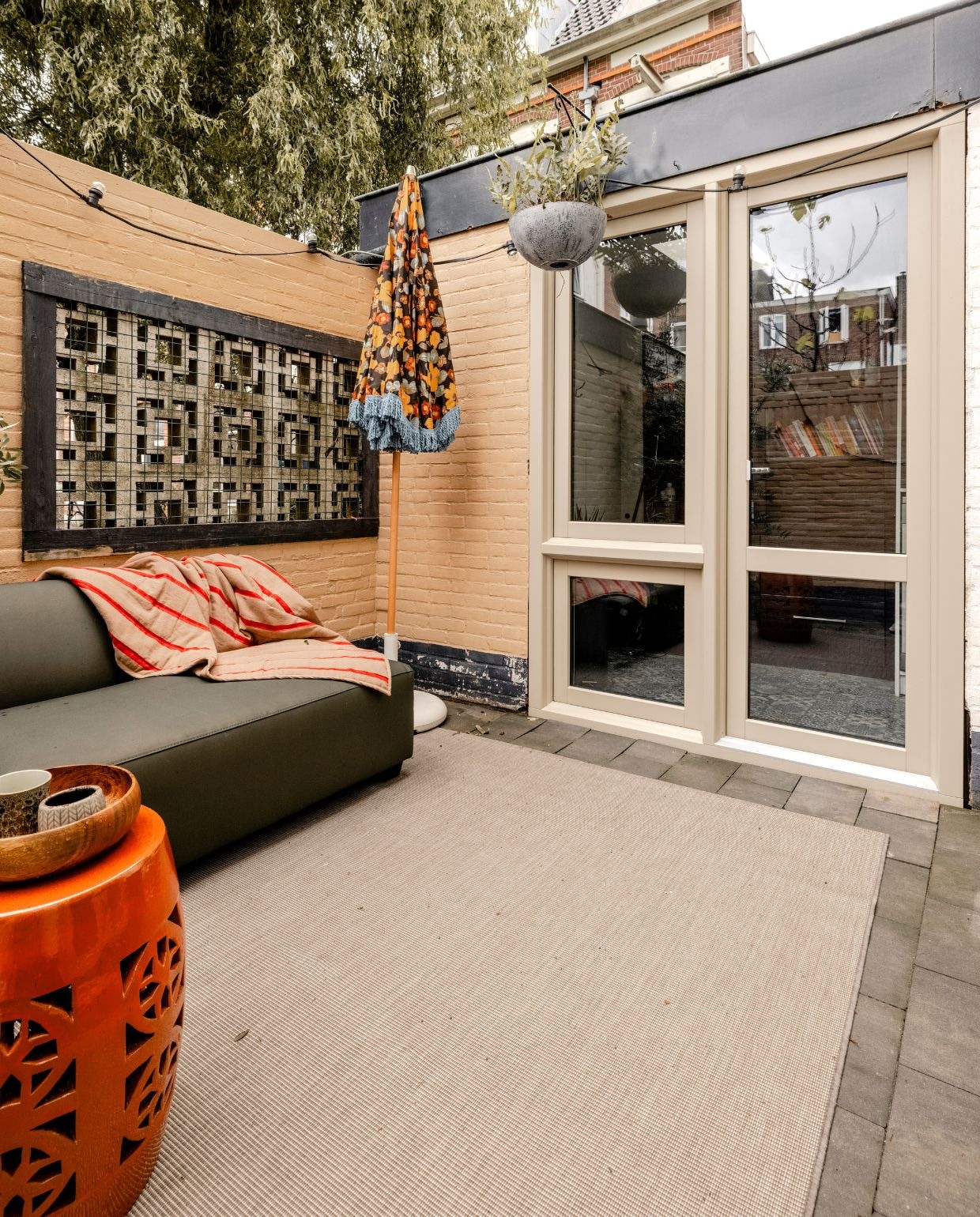 Weer verliefd op je huis aflevering 2 seizoen 21 2024, Kelly in Haarlem, patio Weer verliefd op je huis aflevering 2 seizoen 21 2024 | styling Kelly van Gendt | fotografie Sonja Velda