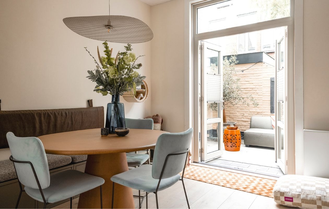 Weer verliefd op je huis aflevering 2 seizoen 21 2024, Kelly in Haarlem, eethoek Weer verliefd op je huis aflevering 2 seizoen 21 2024 | styling Kelly van Gendt | fotografie Sonja Velda