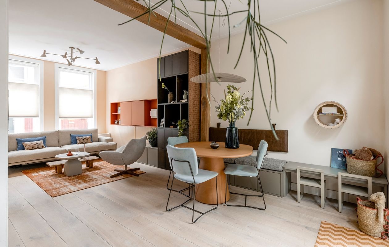 Weer verliefd op je huis aflevering 2 seizoen 21 2024, Kelly in Haarlem, eethoek en zithoek Weer verliefd op je huis aflevering 2 seizoen 21 2024 | styling Kelly van Gendt | fotografie Sonja Velda