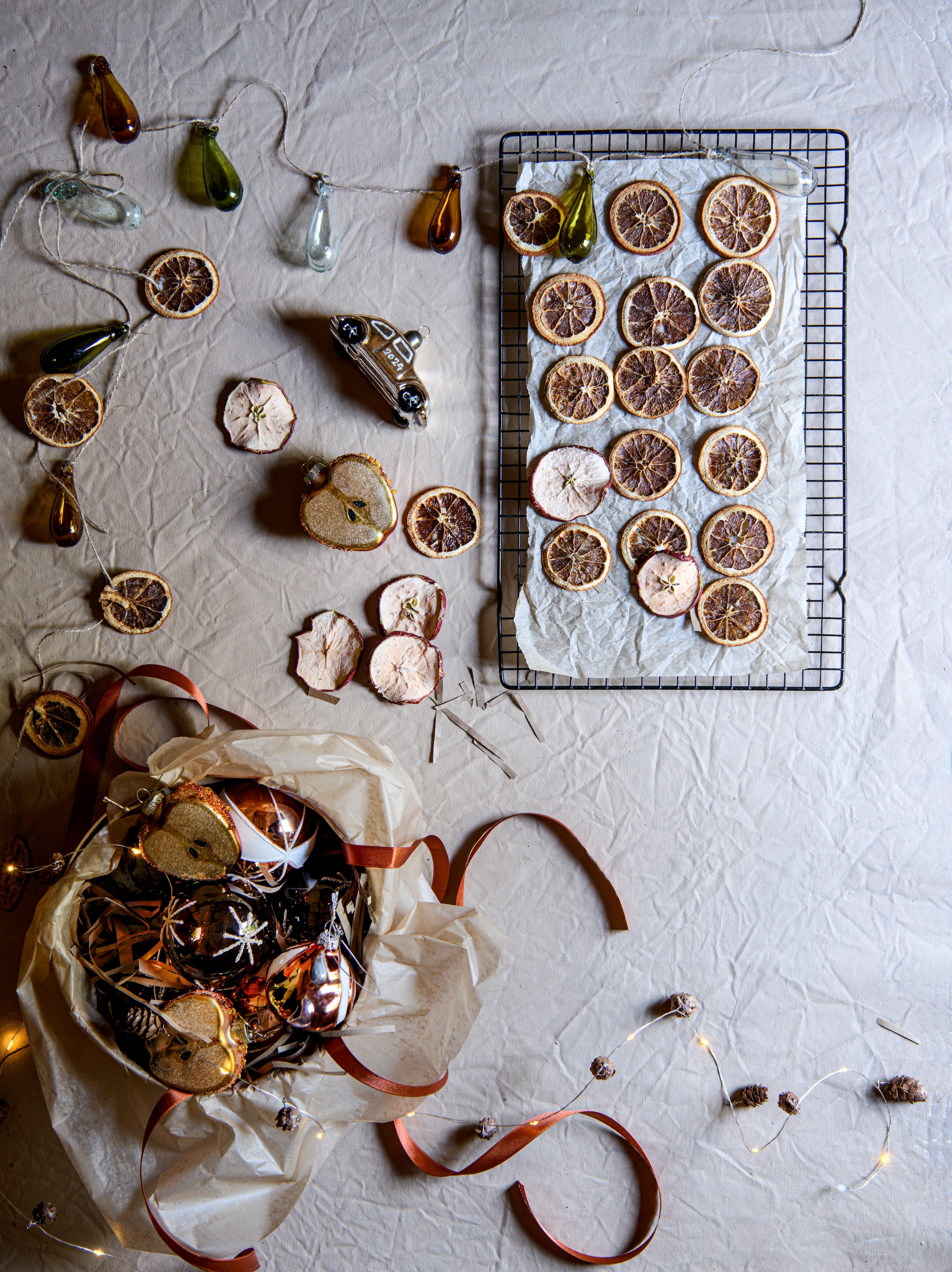 Moodboard kerst in landelijke stijl met gedroogde citrusvruchten vtwonen 12-2024 | styling Marit Saladini | fotografie Louis Lemaire
