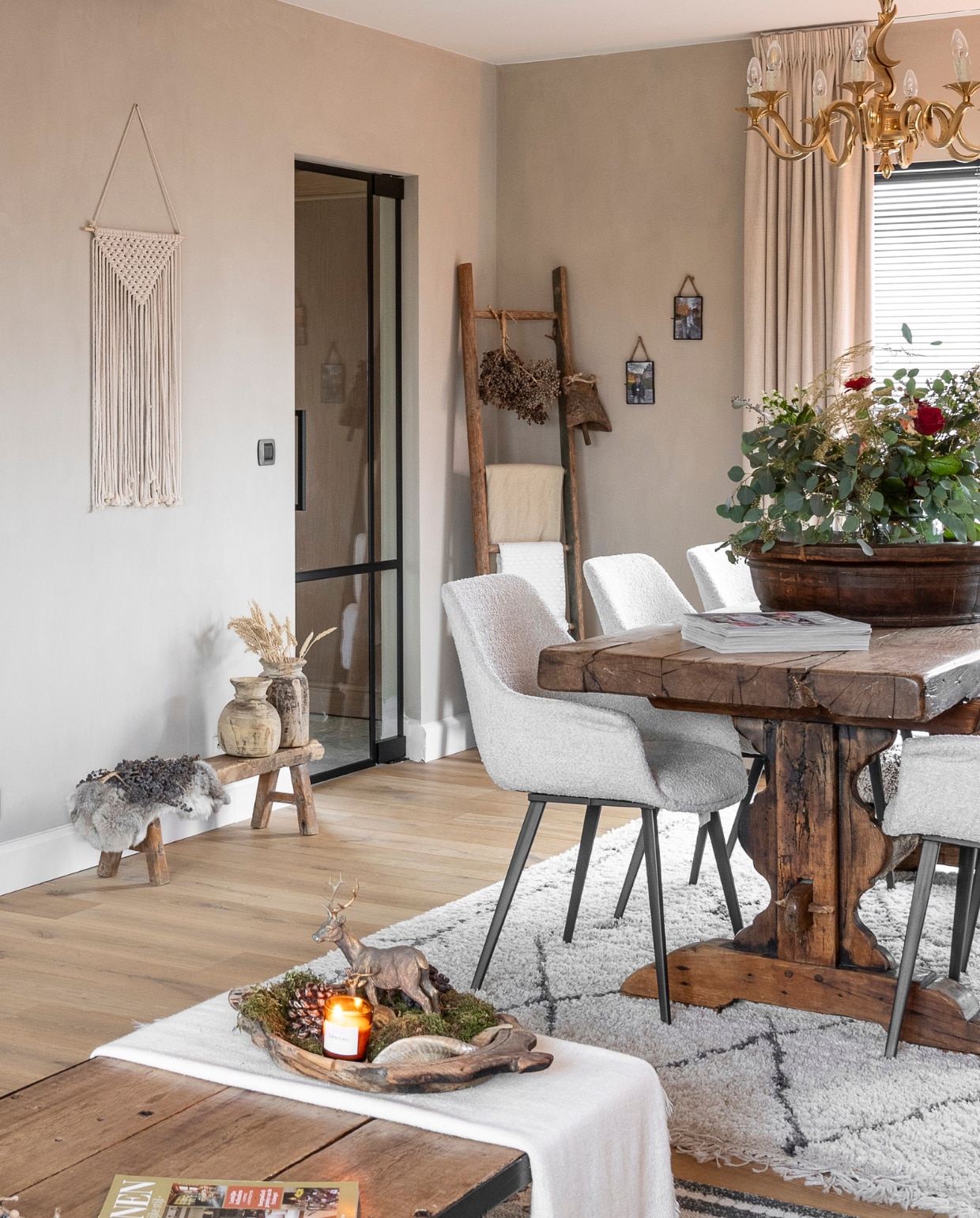 De 18eeeuwse eettafel is afkomstig uit een klooster in de Pyreneeën. De zware tafel heeft een doorleefd blad en een kloek pootstel. De houten kom vond Naomi op de webshop ‘Met landelijk label’. vtwonen landelijk 09-2024 | Fotografie Jonah Samyn