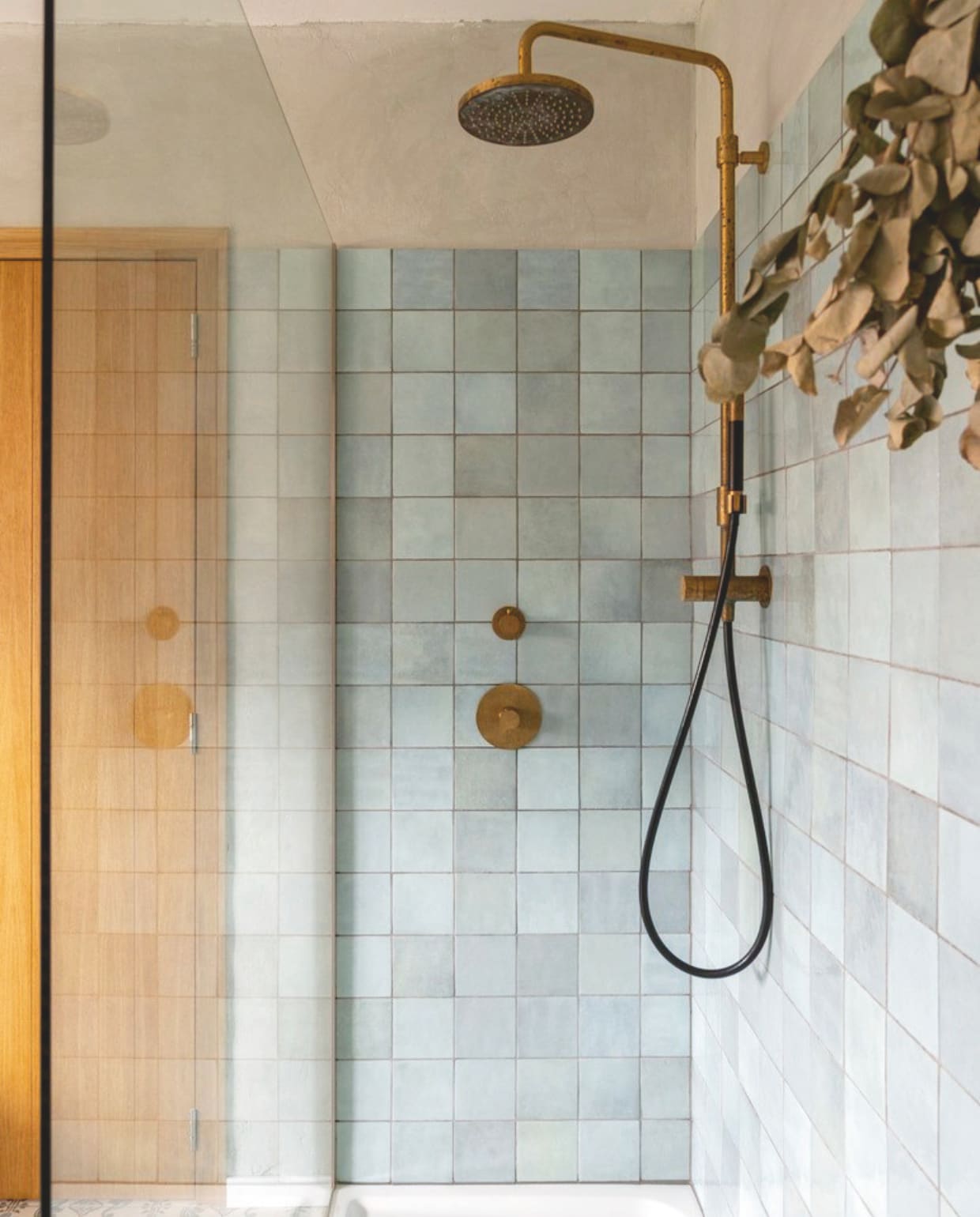 Waar een scheidingsmuur stond in de badkamer, staat nu eenglazen wand met inloopdouche. vtwonen landelijk 09-2024 | Fotografie Jonah Samyn